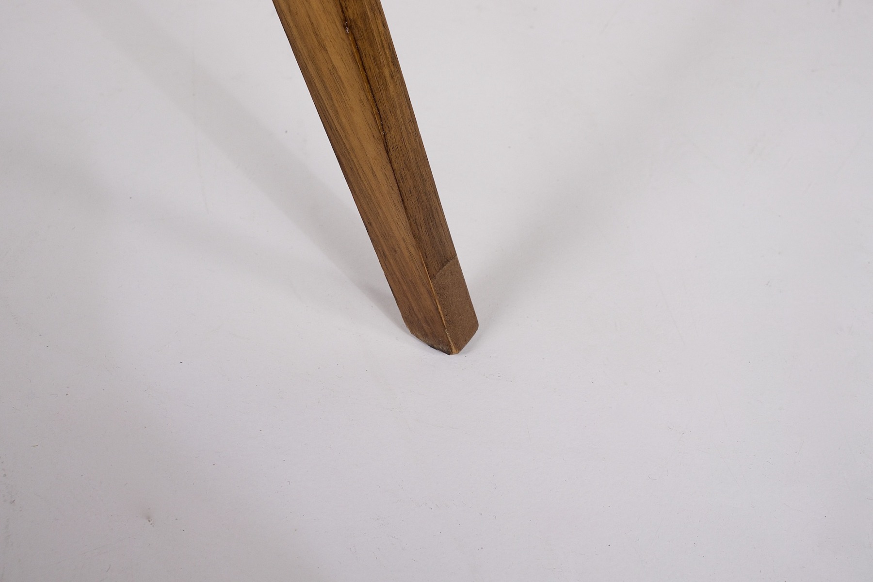 Marque de restauration sur un des pieds du bureau