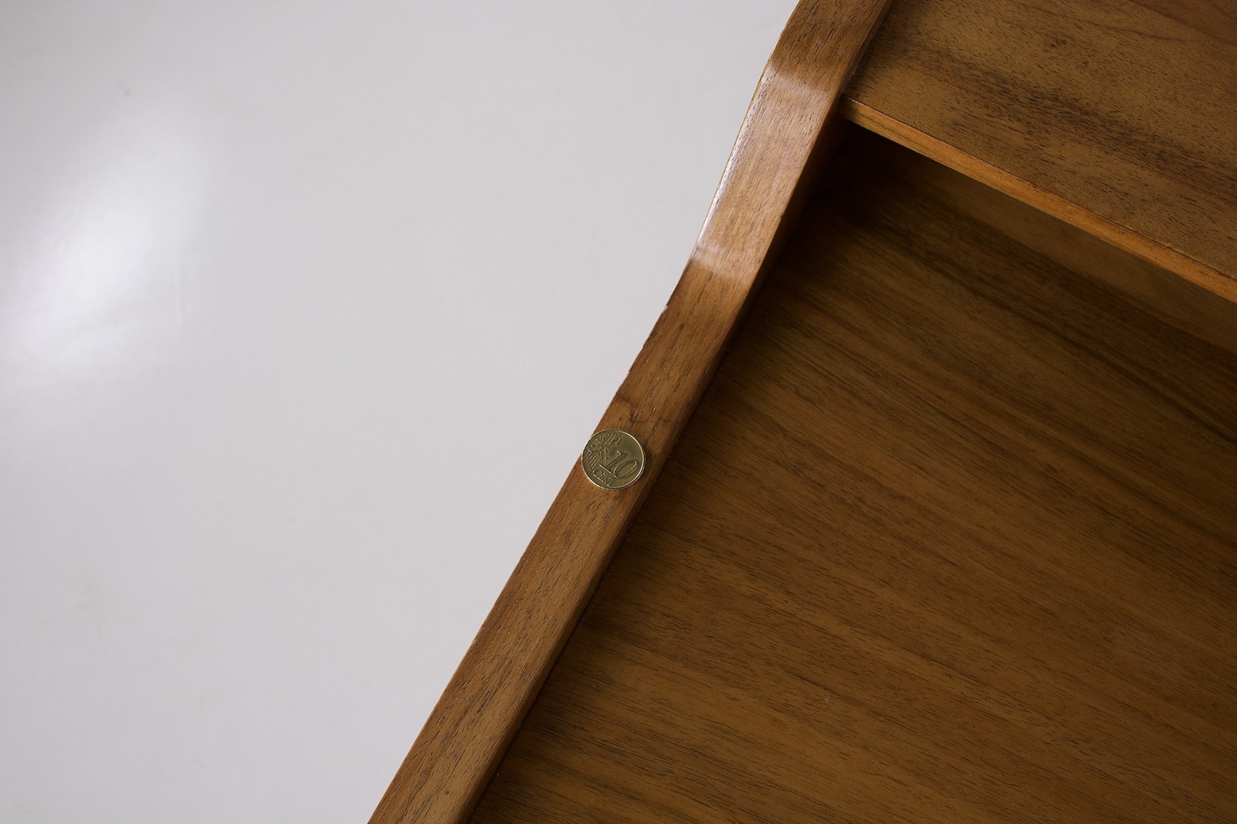 Très légère marque d'usure sur le dessus du bureau