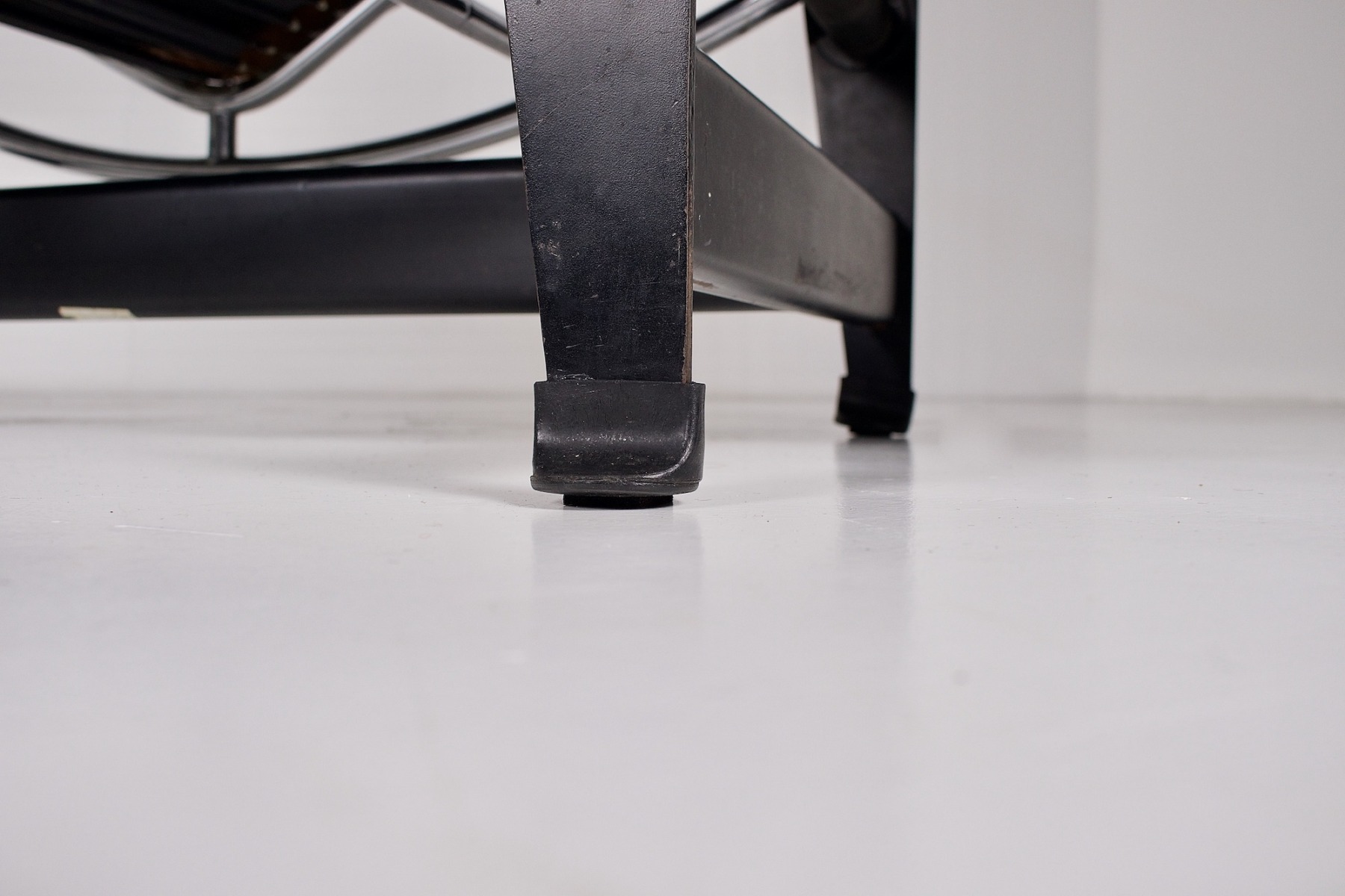 Détail du piètement laqué noir et du patin de la chaise longue