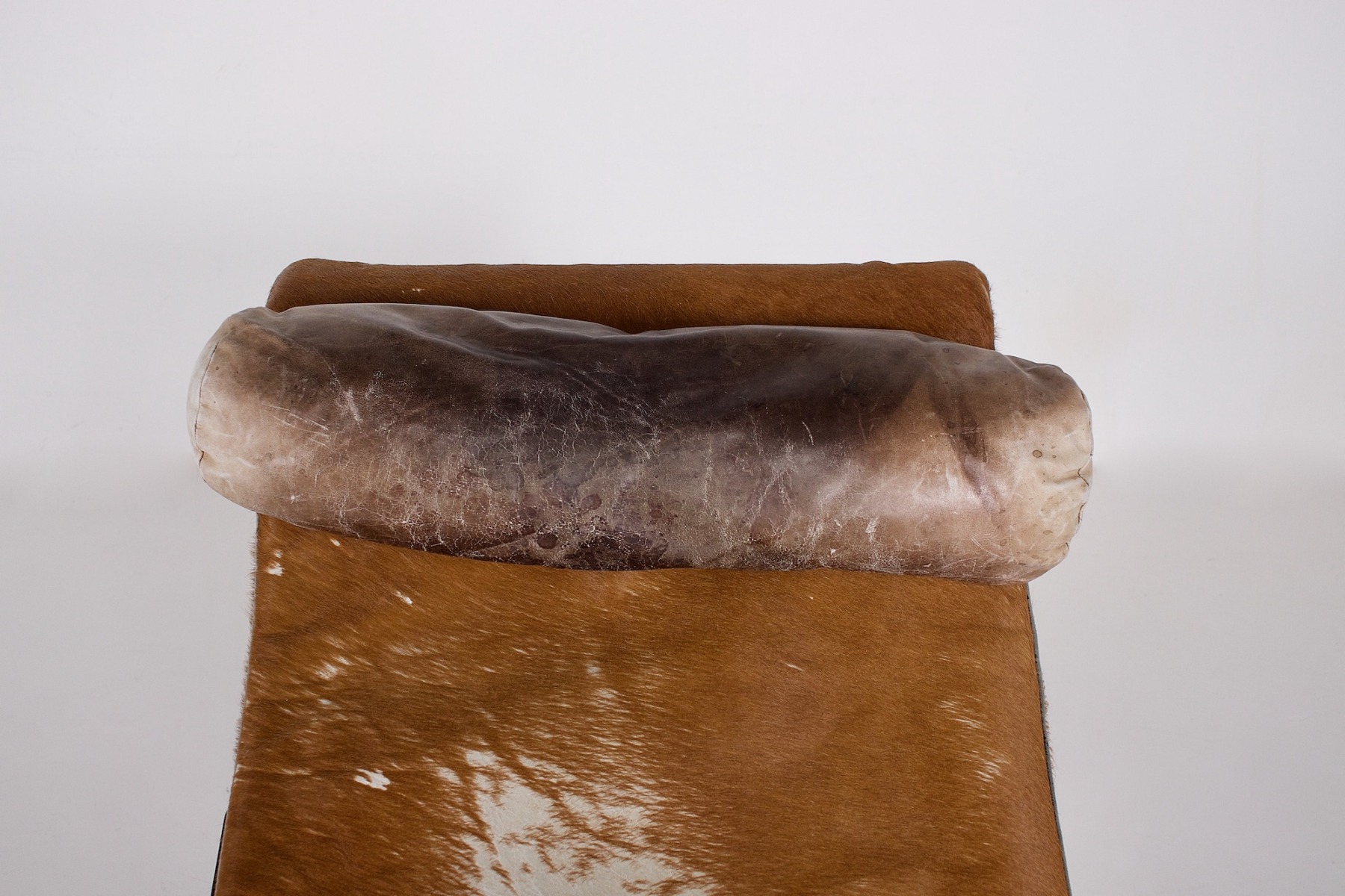 Le repose tête en cuir et sa patine plus sombre en son centre.