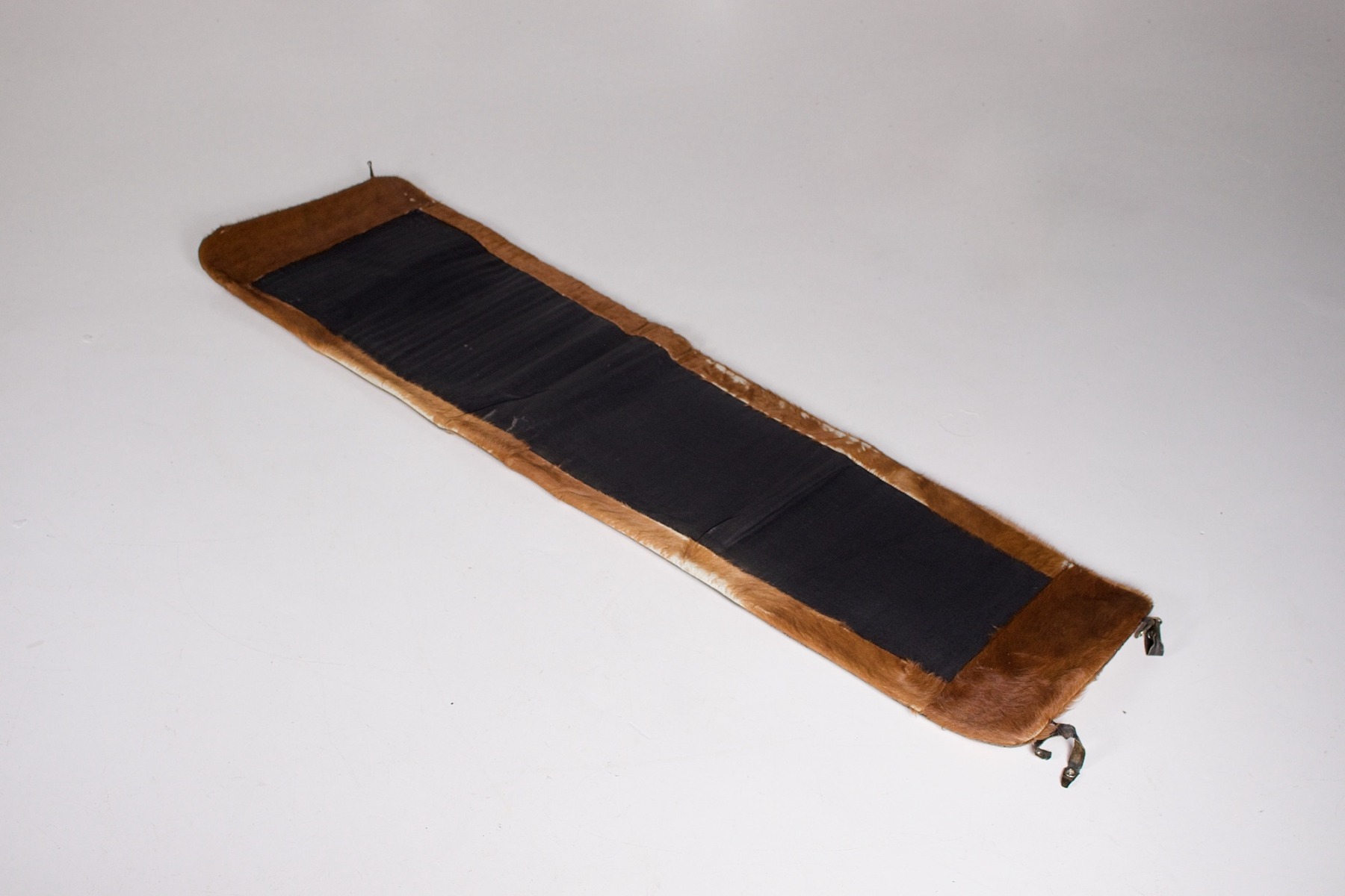 Matelas de la chaise longue LC4 en poulain, doublé d’un tissu noir sur son verso.