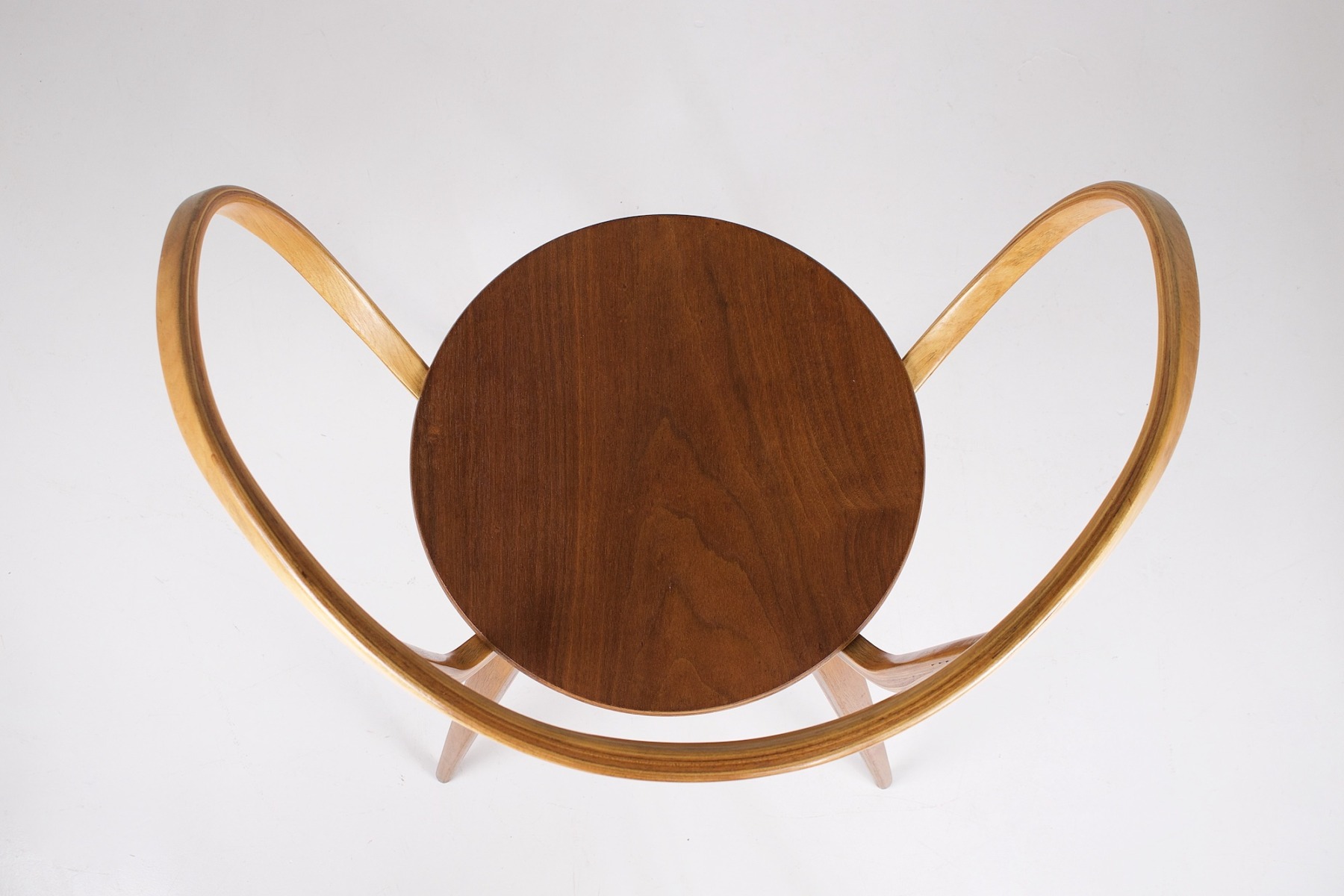 Vue plongée de l'assise de la chaise Pretzel