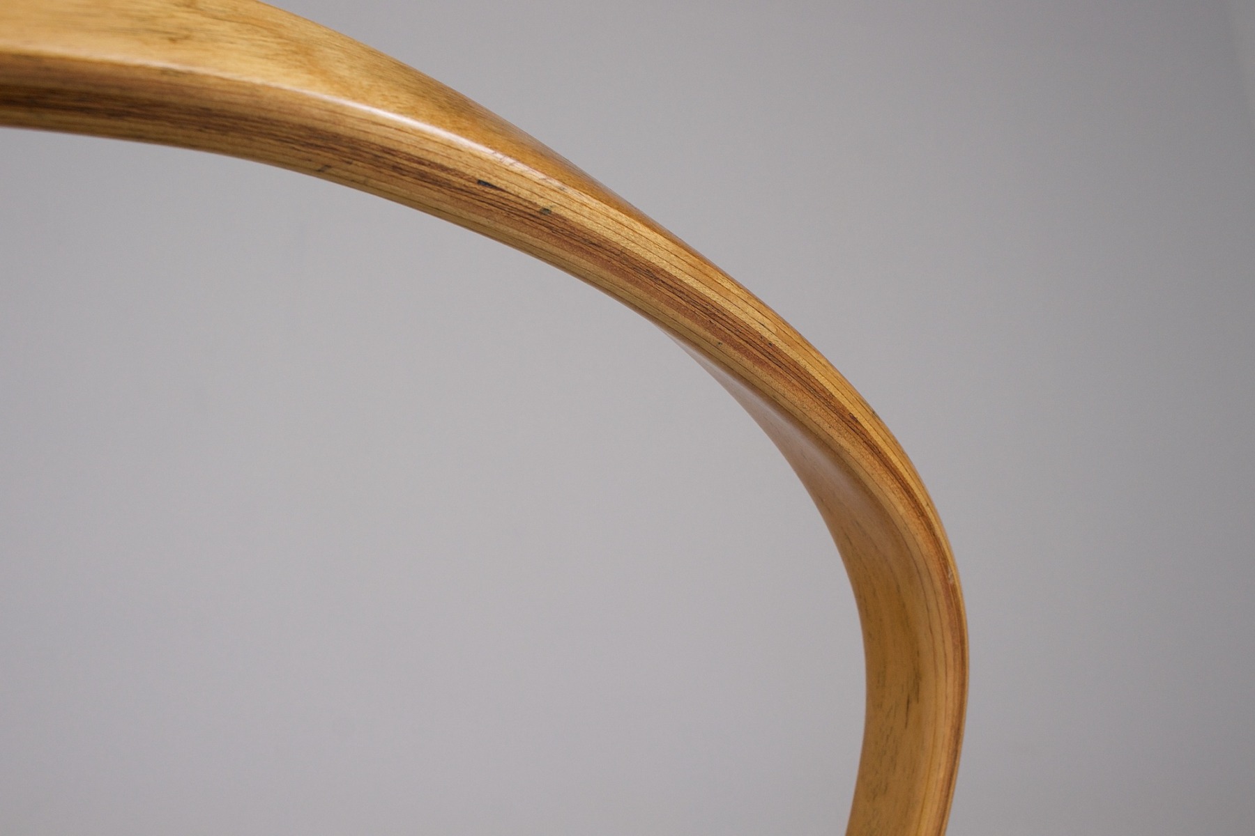 Gros plan d'un détail courbé d'un, des accoudoirs de la chaise
