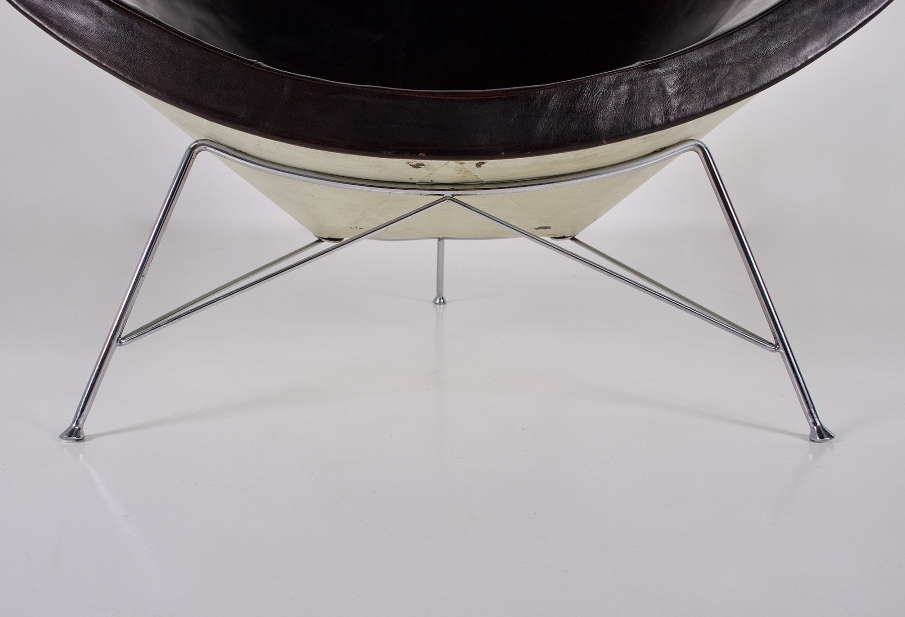 Gros sur le piètement en acier chromé du fauteuil