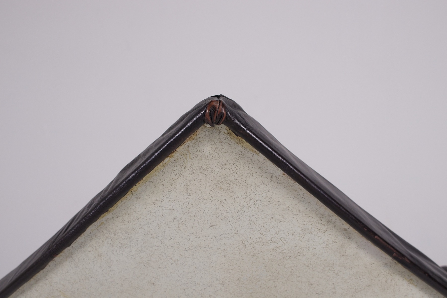 Une marque d'usure sur la pointe arrière du dossier du dossier du fauteuil