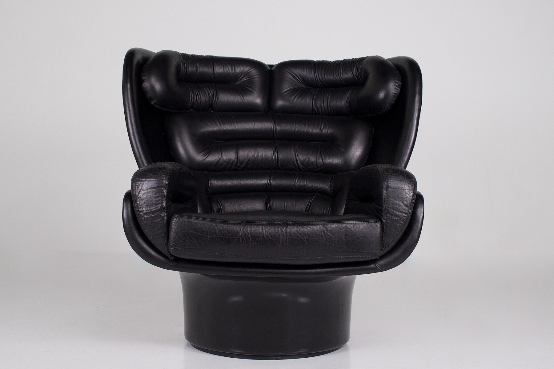 Le fauteuil en fibre de verre noire Elda de Joe Colombo vu de face