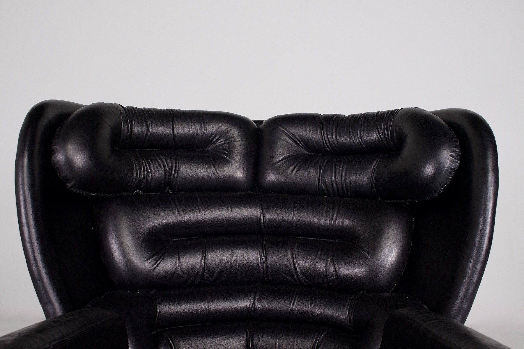 Détail du dossier interne du fauteuil pivotant Elda avec ses coussins de cuir