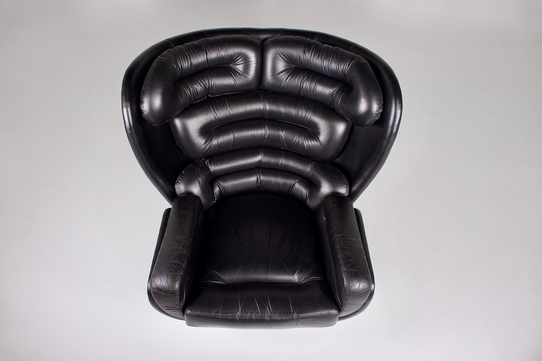 Vue des coussins en cuir noir de dossier et d'assise du Fauteuil Elda par Comfort Italy