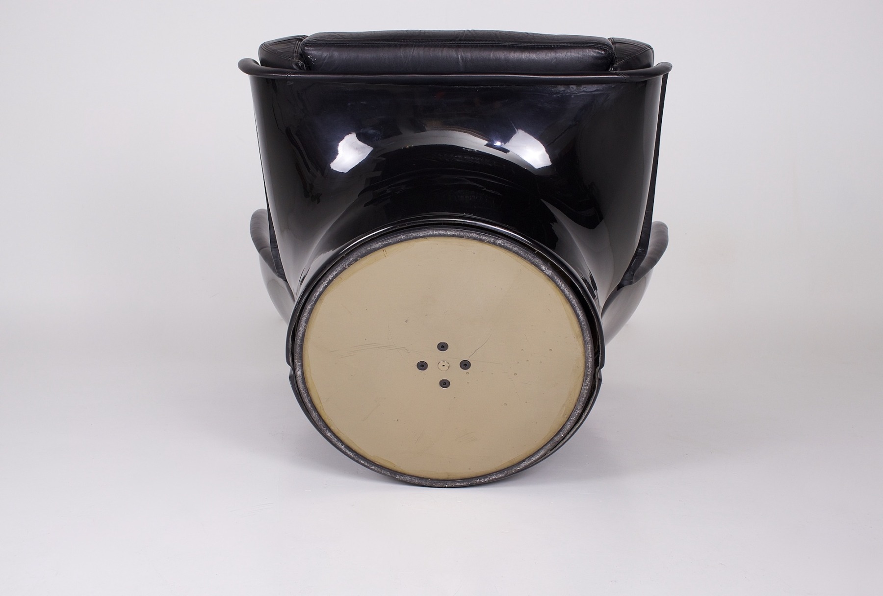 Dessous de la base ronde du fauteuil Elda