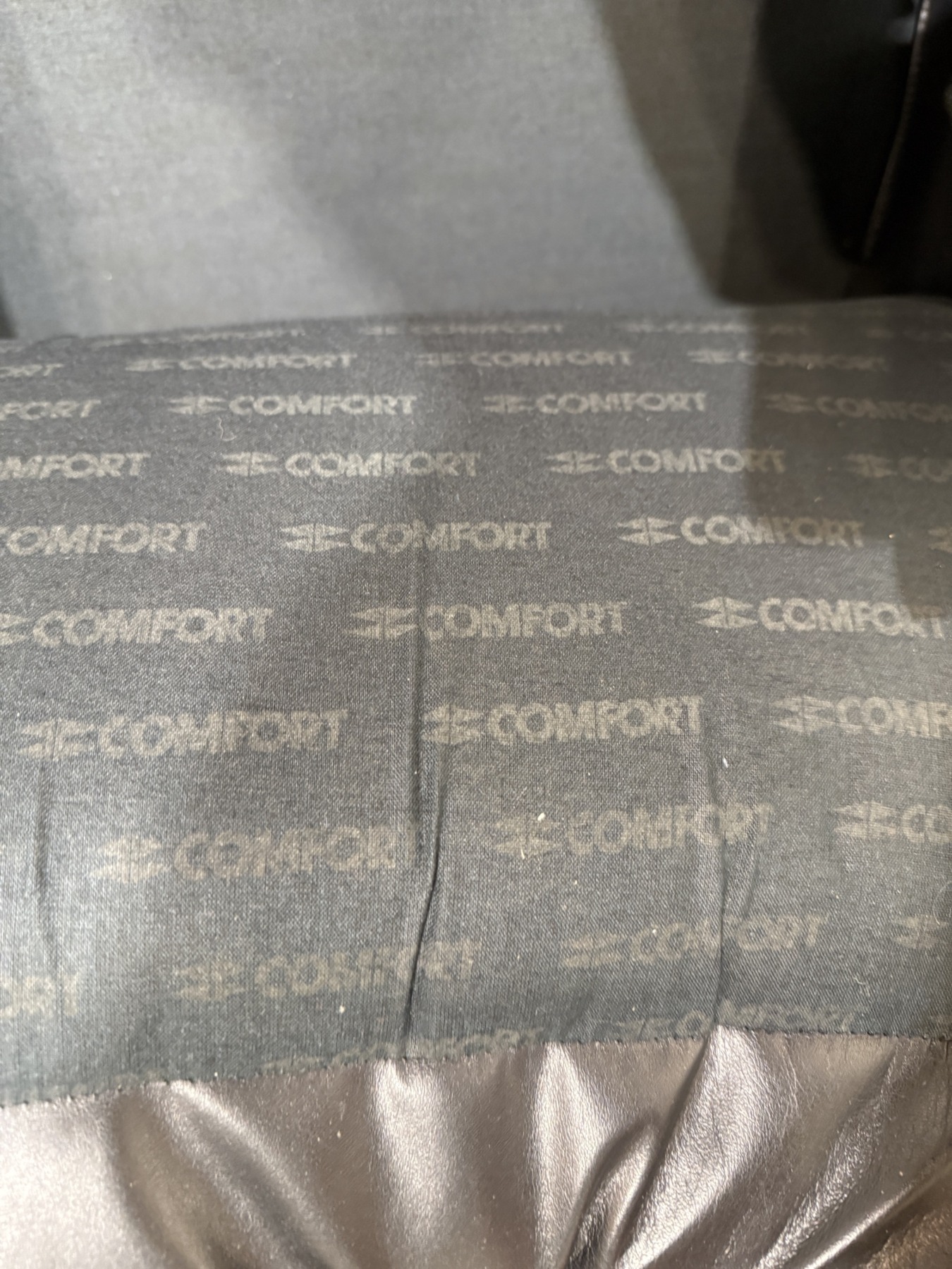 Dessous d'un coussin de fauteuil Elda de Joe Colombo avec marquage de l'éditeur Comfort