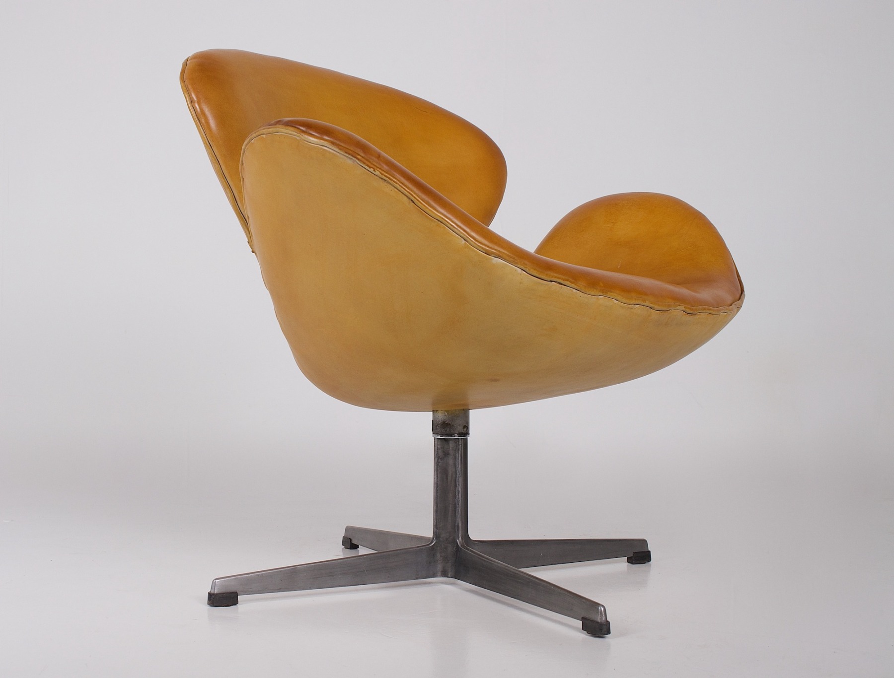 Fauteuil Swan en cuir vu de 3/4