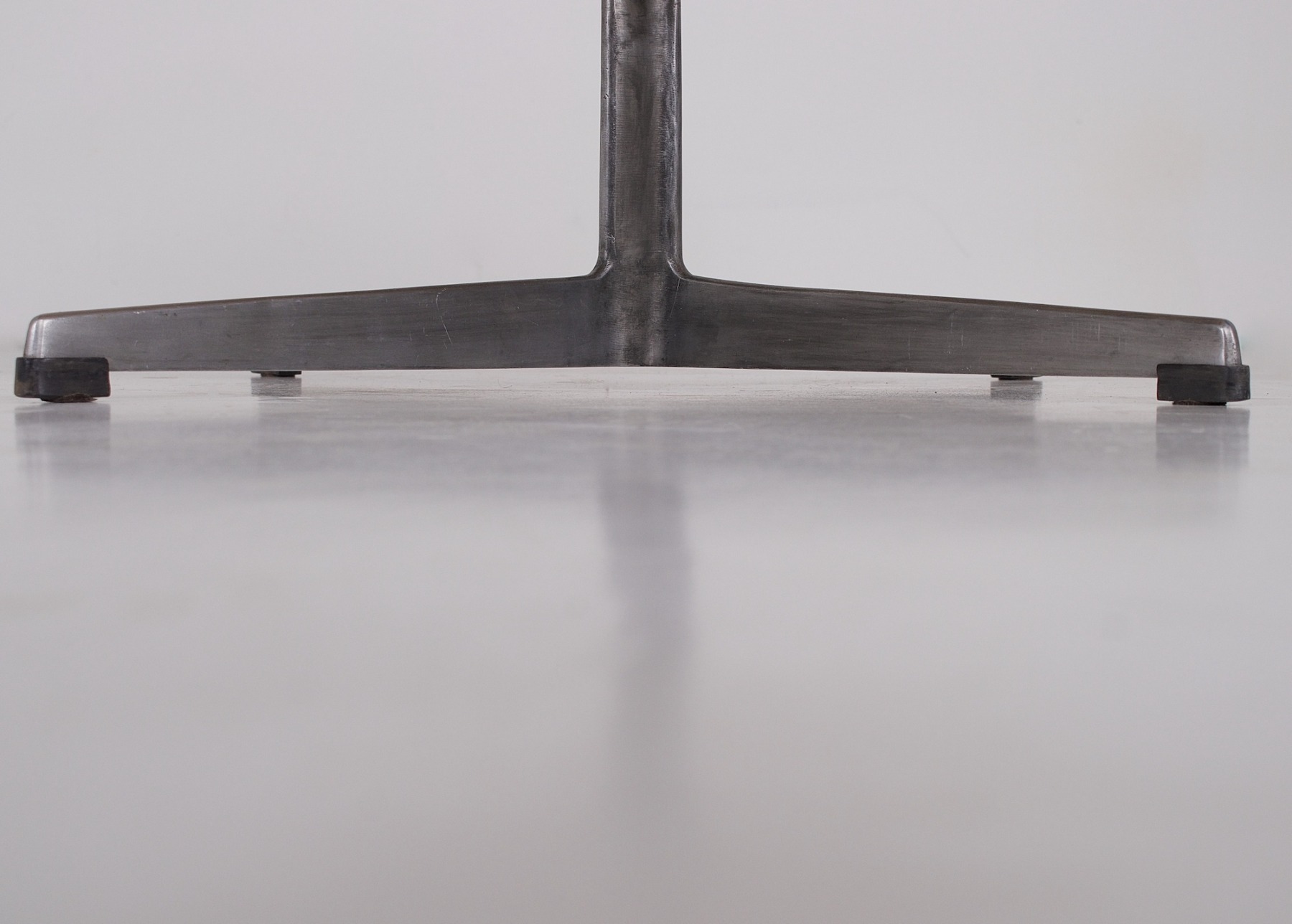 Le piètement en aluminium fauteuil.