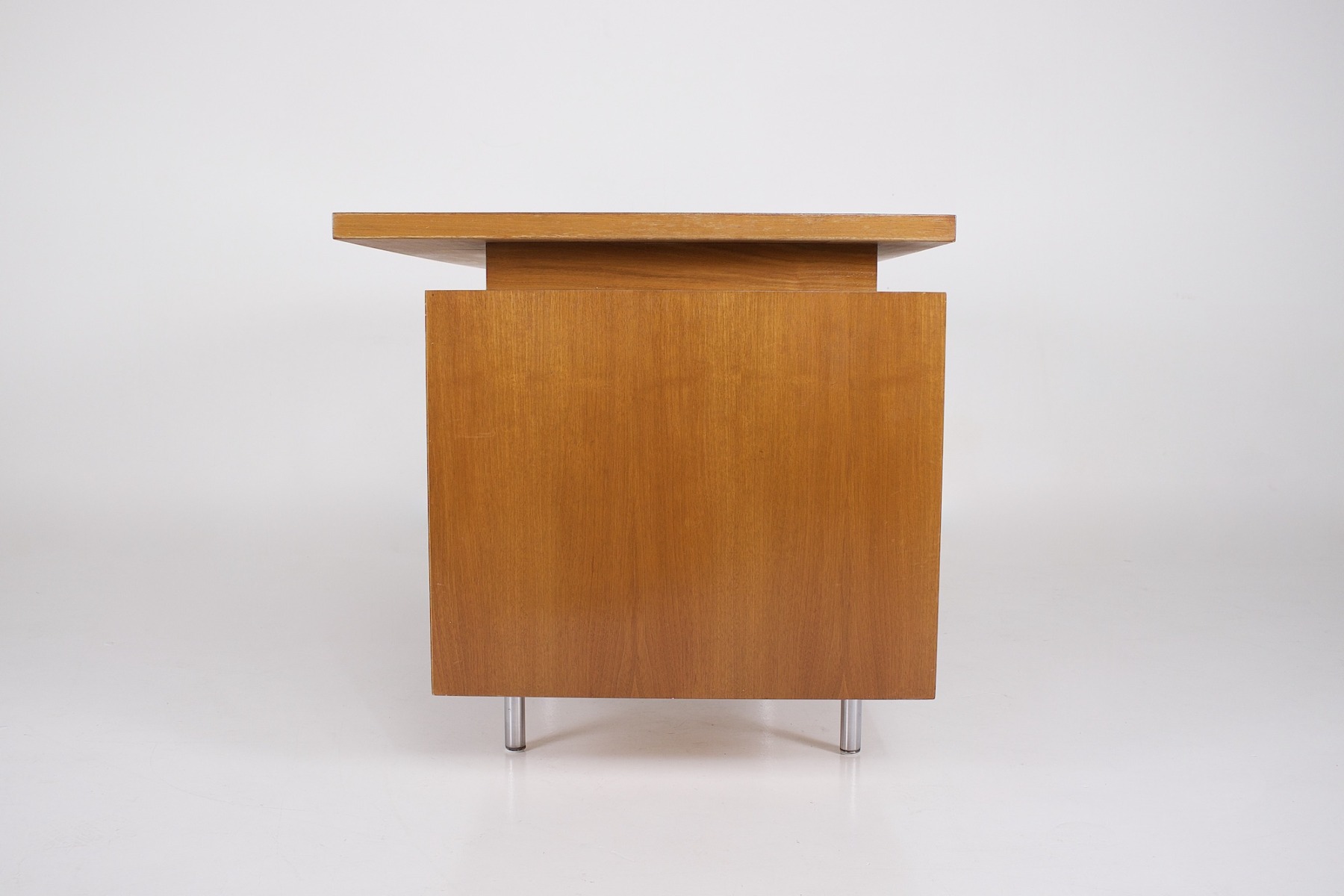 One of the desk's profiles, the one with the drawers.
