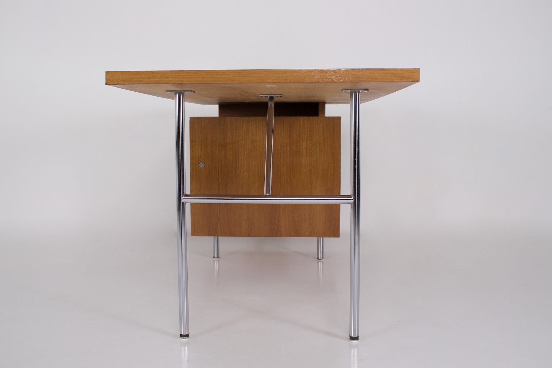 The other profile of the desk, with a view of the chromed steel bars.