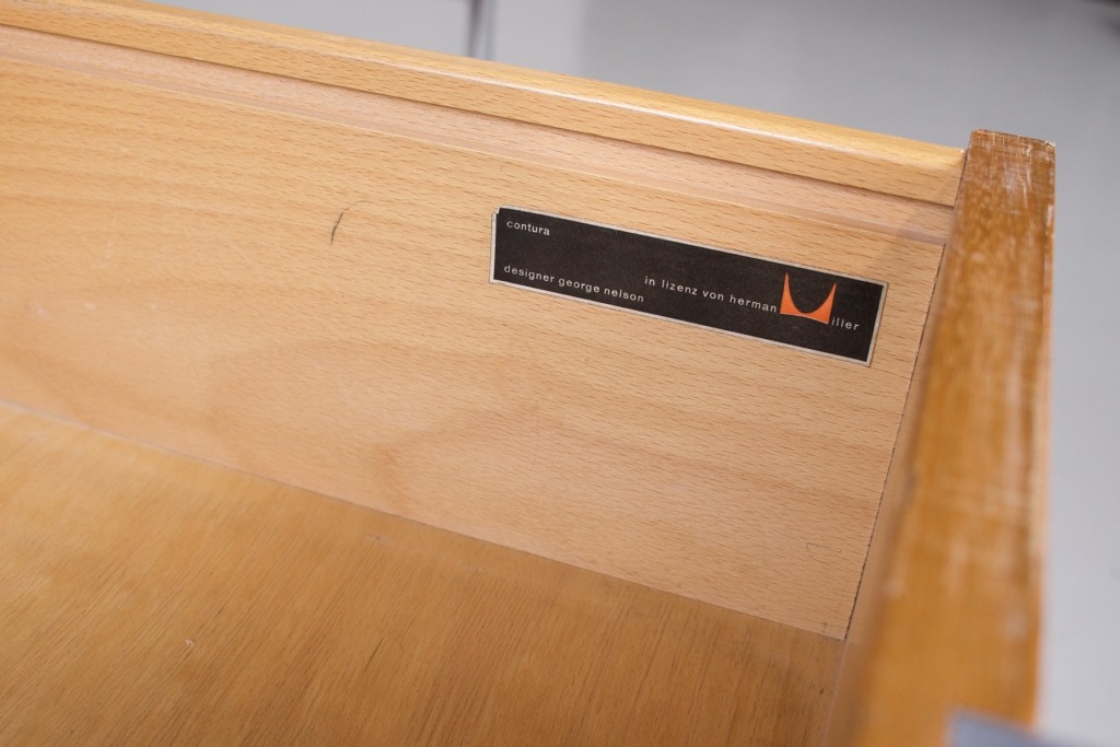 Dans un des tiroirs du bureau, l'étiquette du designer George Nelson et de l'éditeur Herman Miller