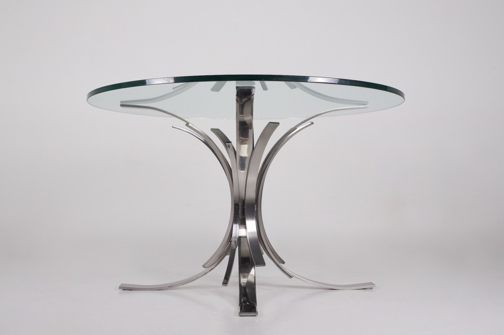 Vue contre-plongée de la table Gerbe de Maria Pergay en acier poli et brossé.