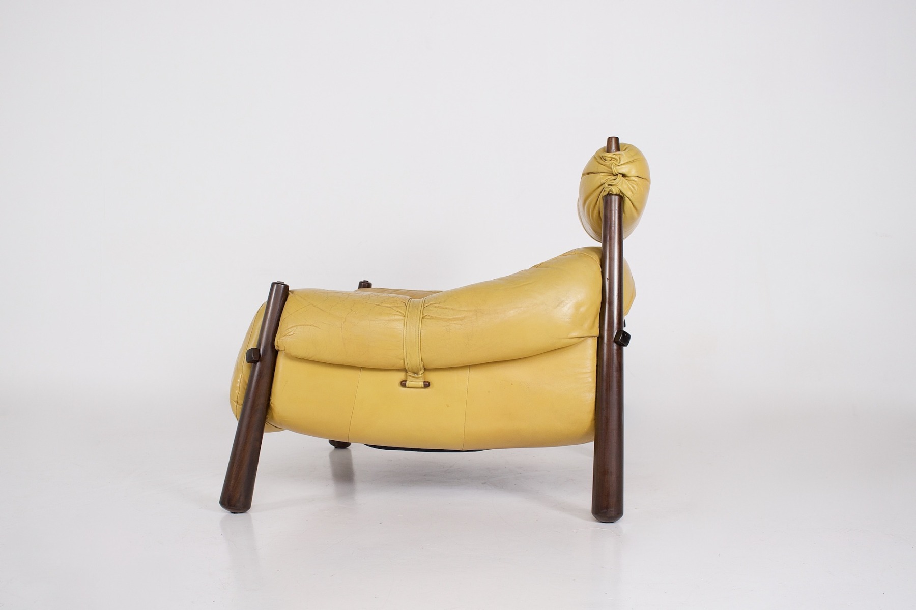 Der brasilianische Sessel aus Leder und Palisander in der Profilansicht