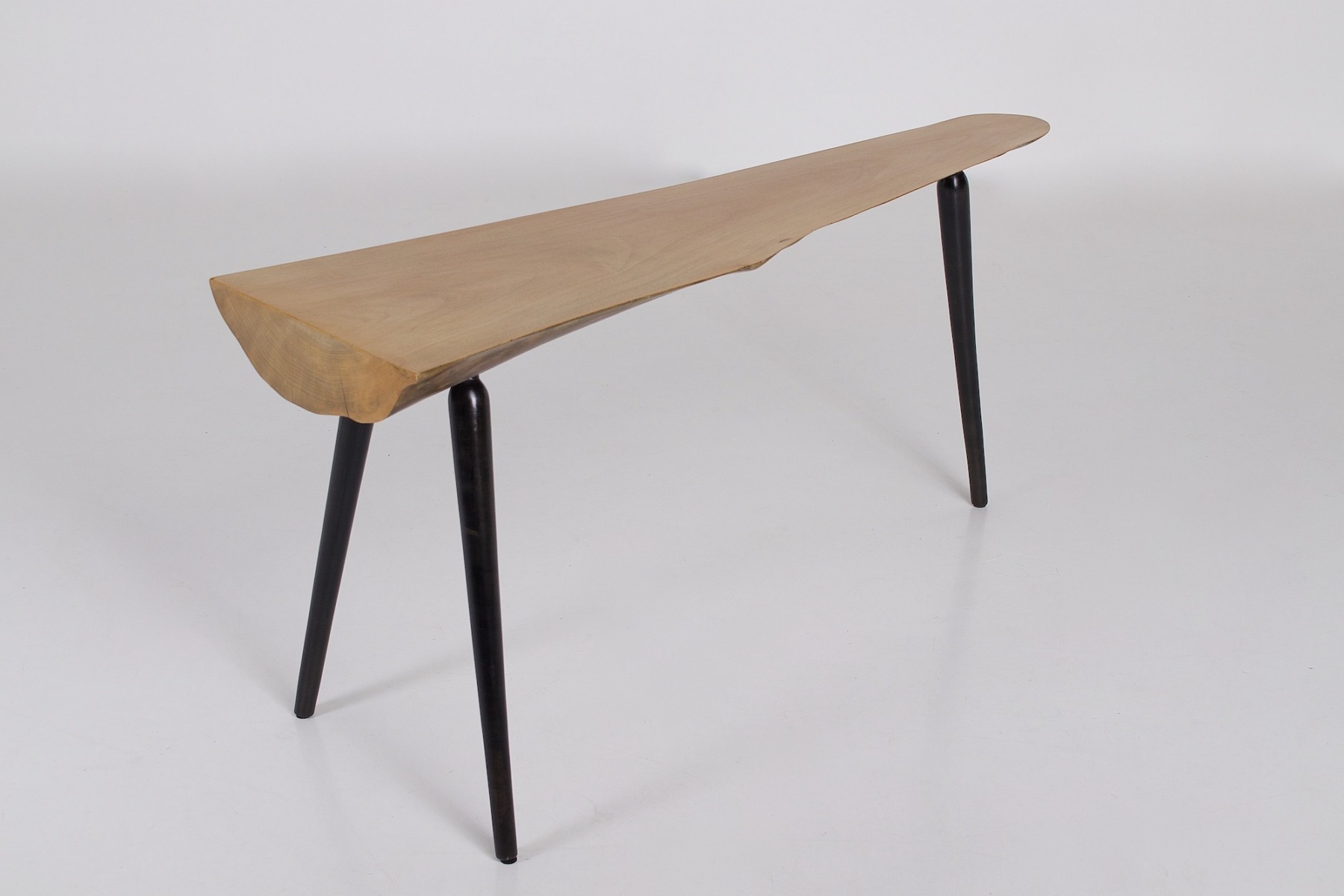 Petit banc ou table basse Wabi Sabi, de 3/4 profil