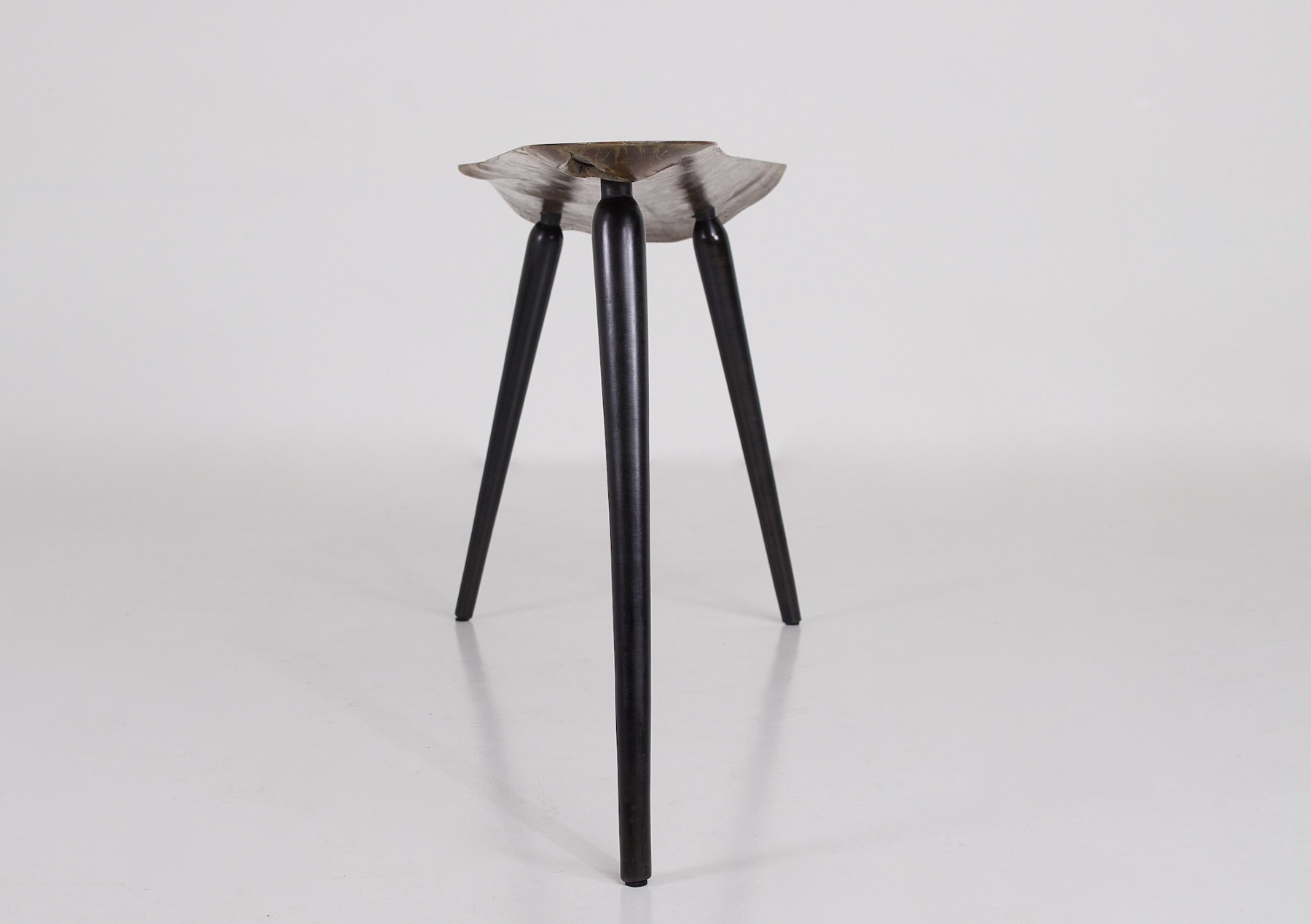La partie la plus étroite du petit banc ou table basse Wabi Sabi