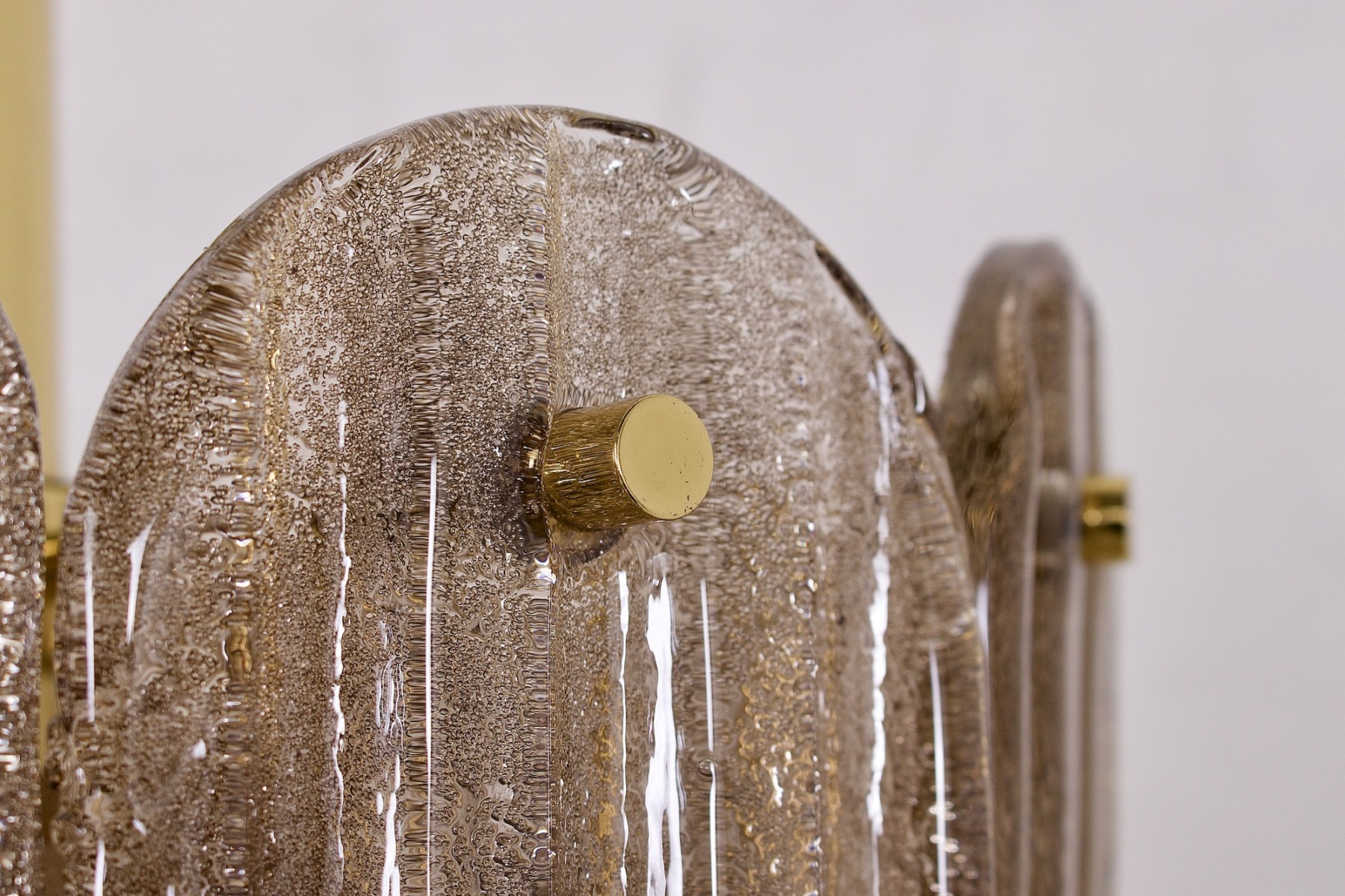 Un gros plan sur une des vis en laiton de la suspension