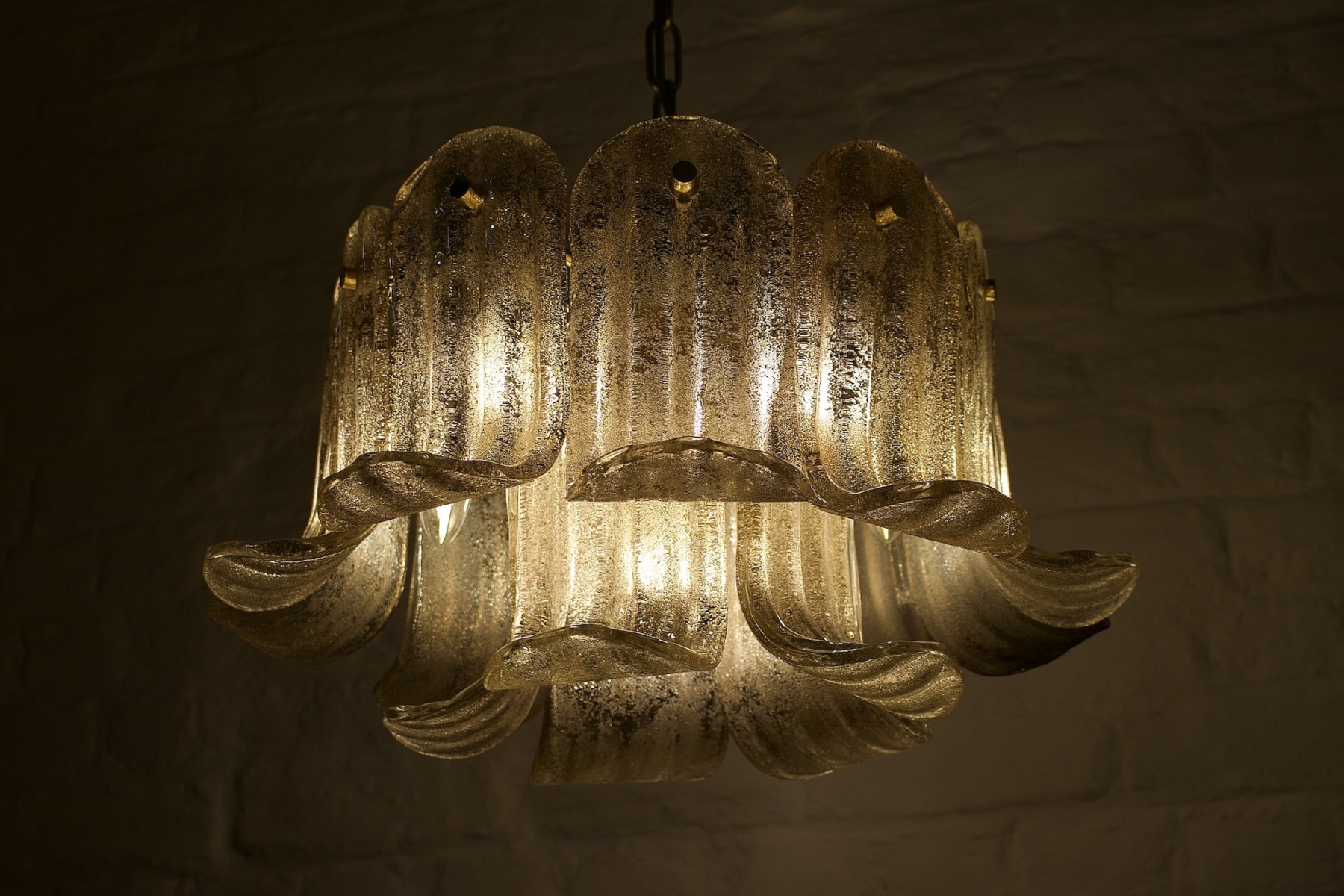 La suspension dans l'obscurité diffuse une lumière harmonieuse et délicate