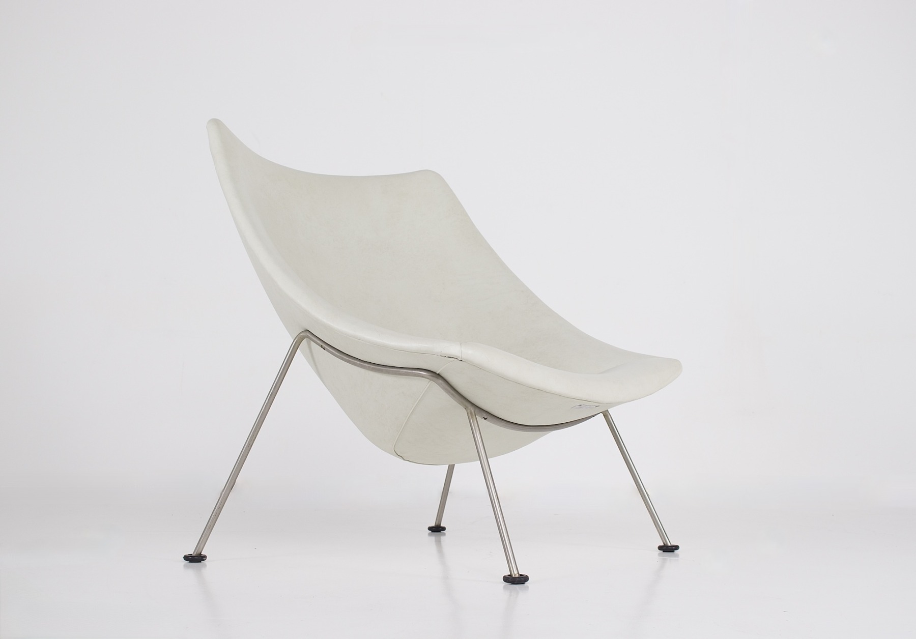 Vue de trois-quarts du siège en skaï blanc