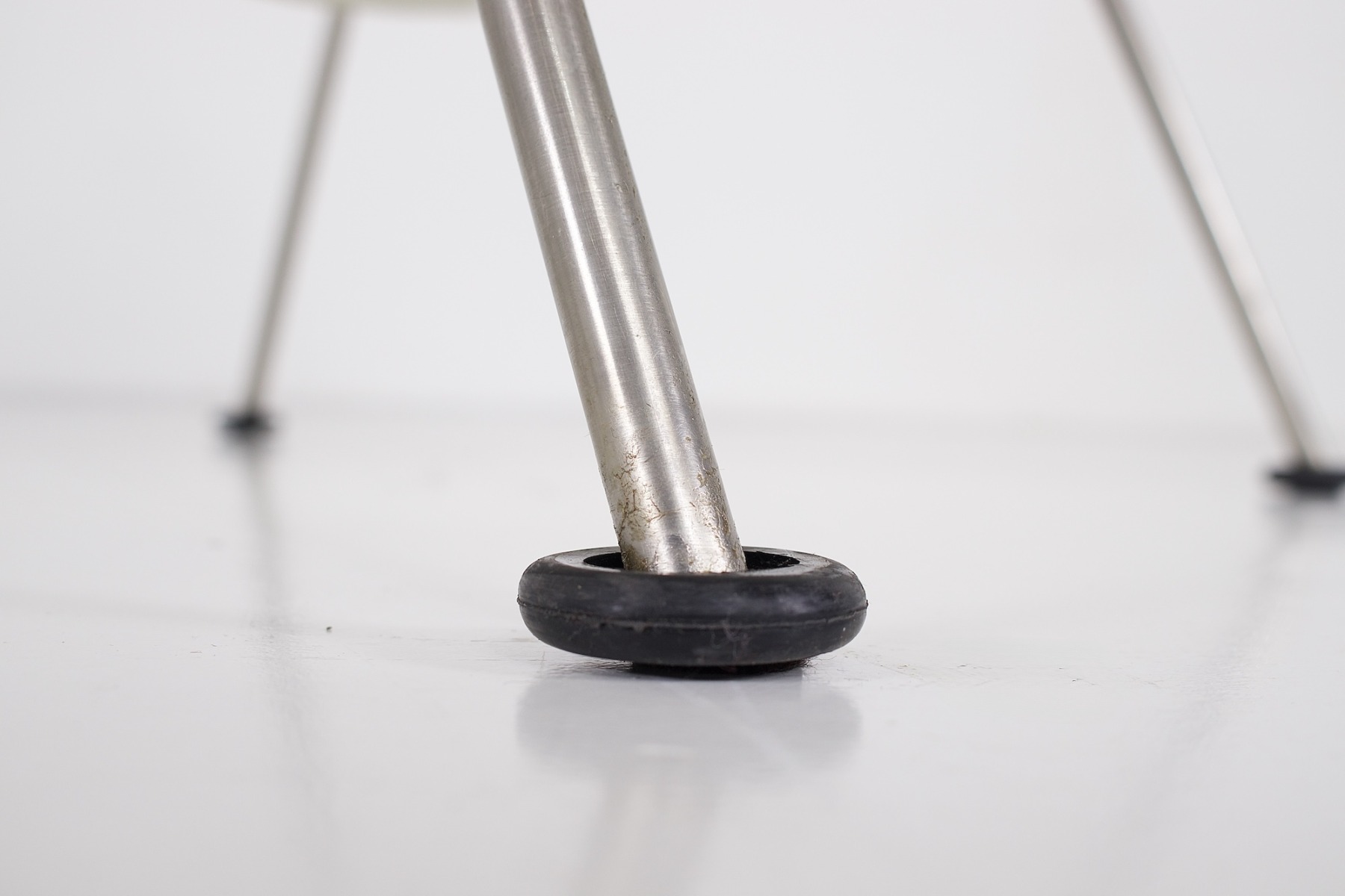 Un pied du siège et son patin en caoutchouc noir