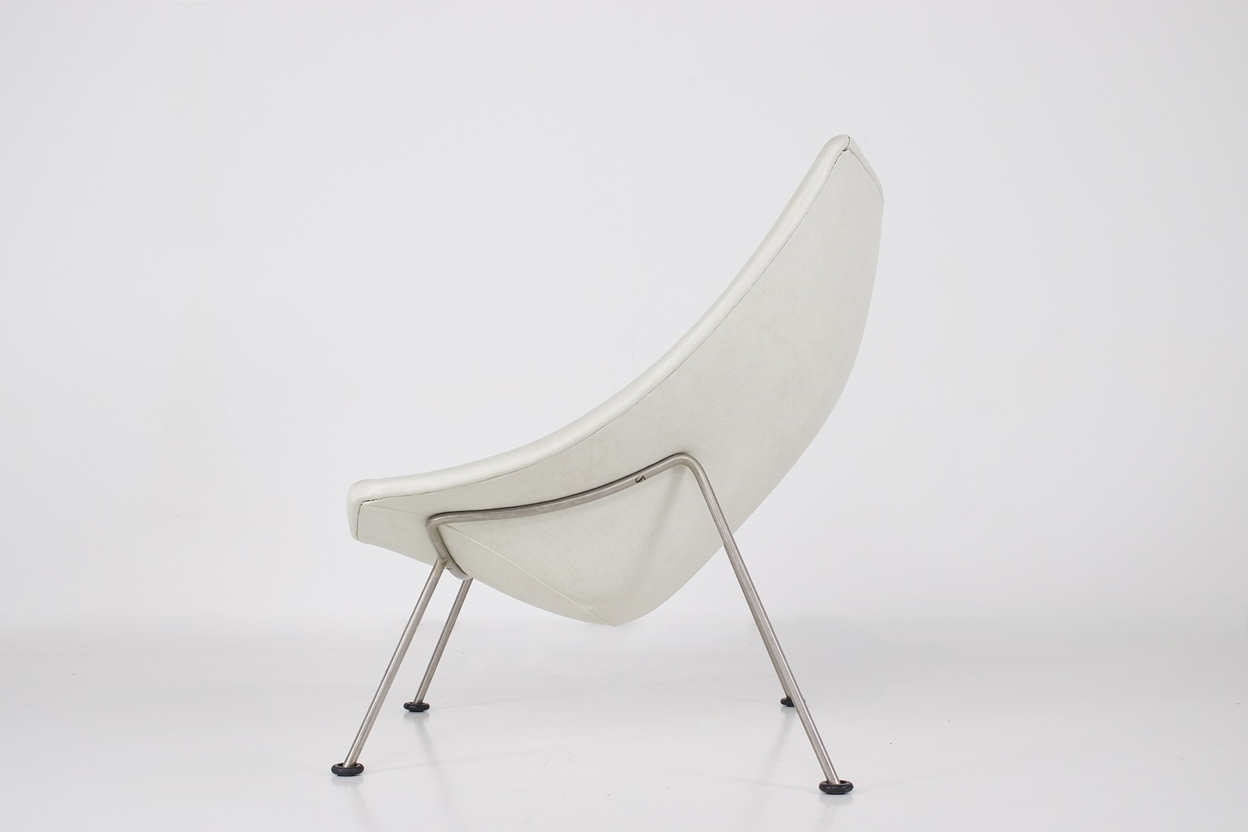 fauteuil Oystern en simili cuir blanc vue de profil gauche