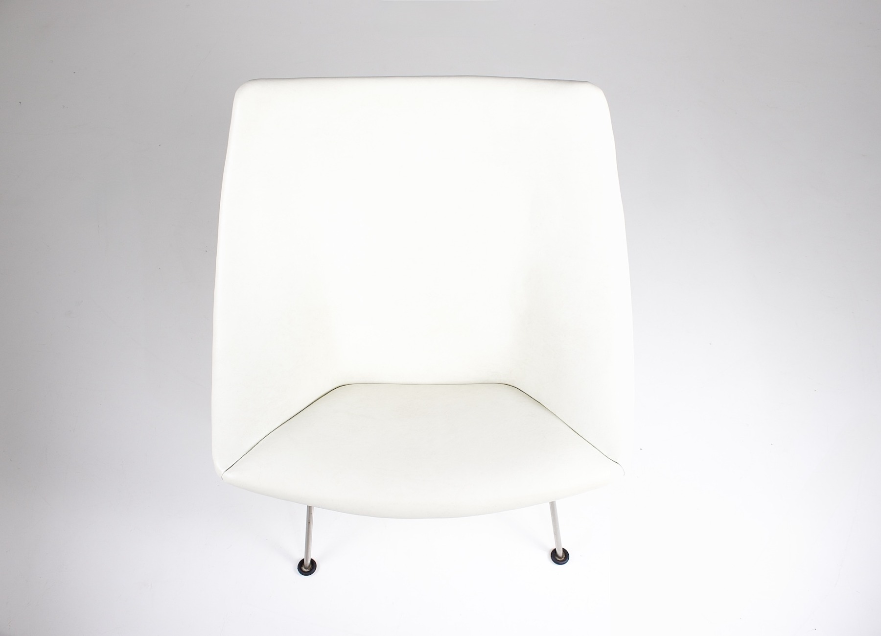 détail revêtement simili cuir blanc fauteuil Paulin