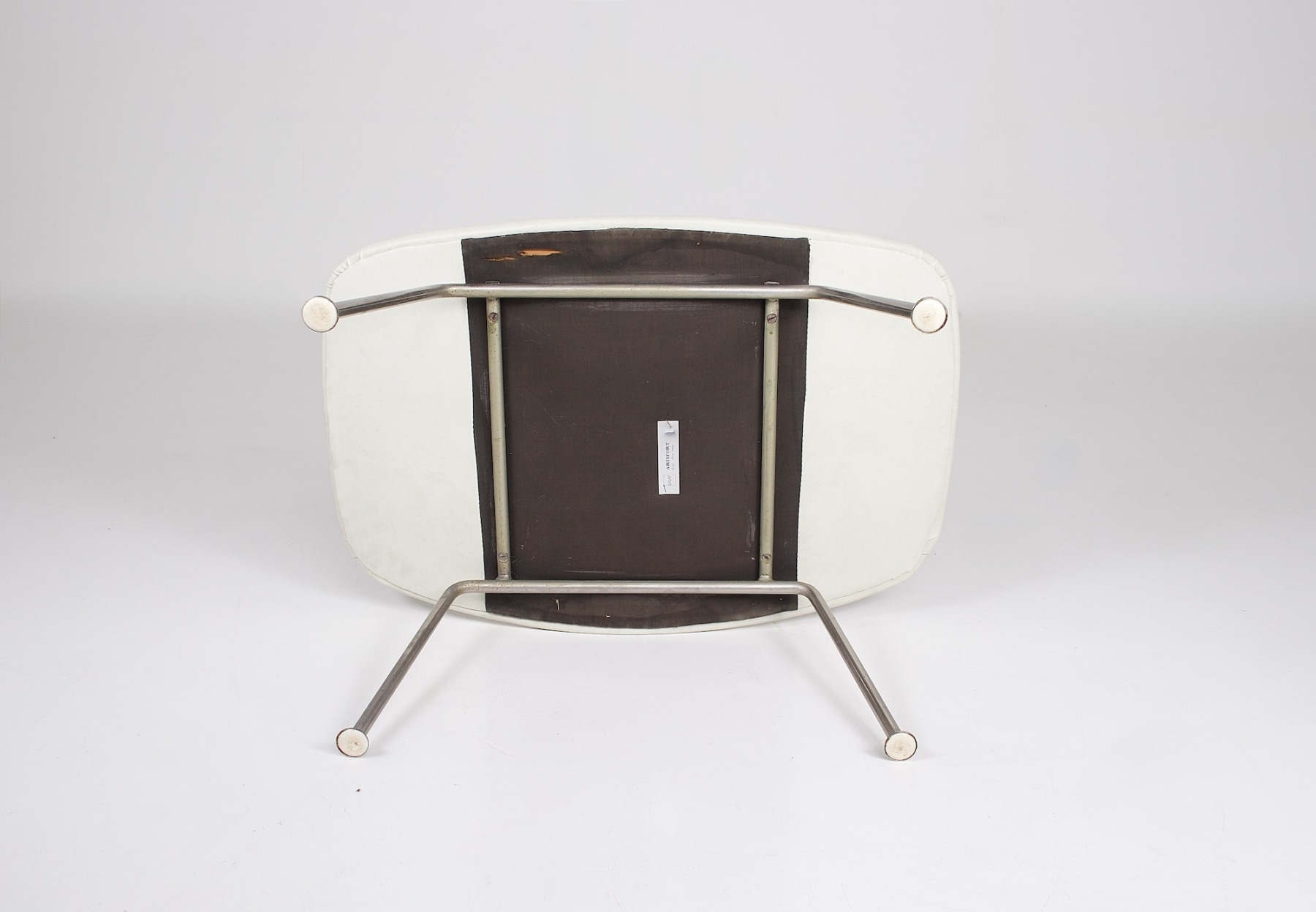 Le dessous du repose-pieds