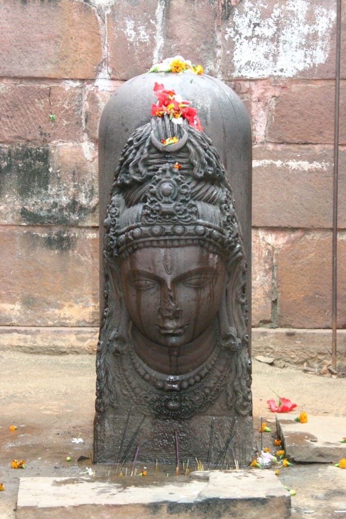 Mukhalinga in pietra