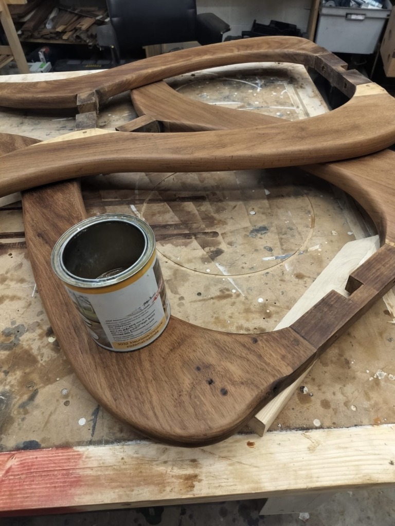 application d’huile sur une sellette en acacia