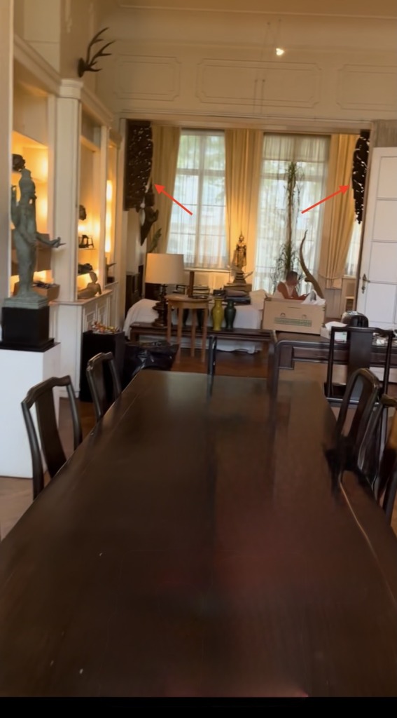 Salon principal de Claude de Marteau avec consoles indiennes aux Yalis