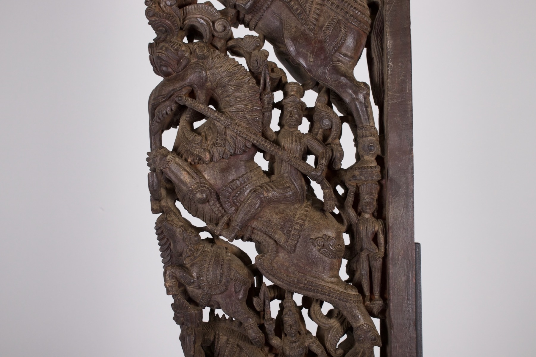 Profil et détail de la seconde console indienne sculptée en bois