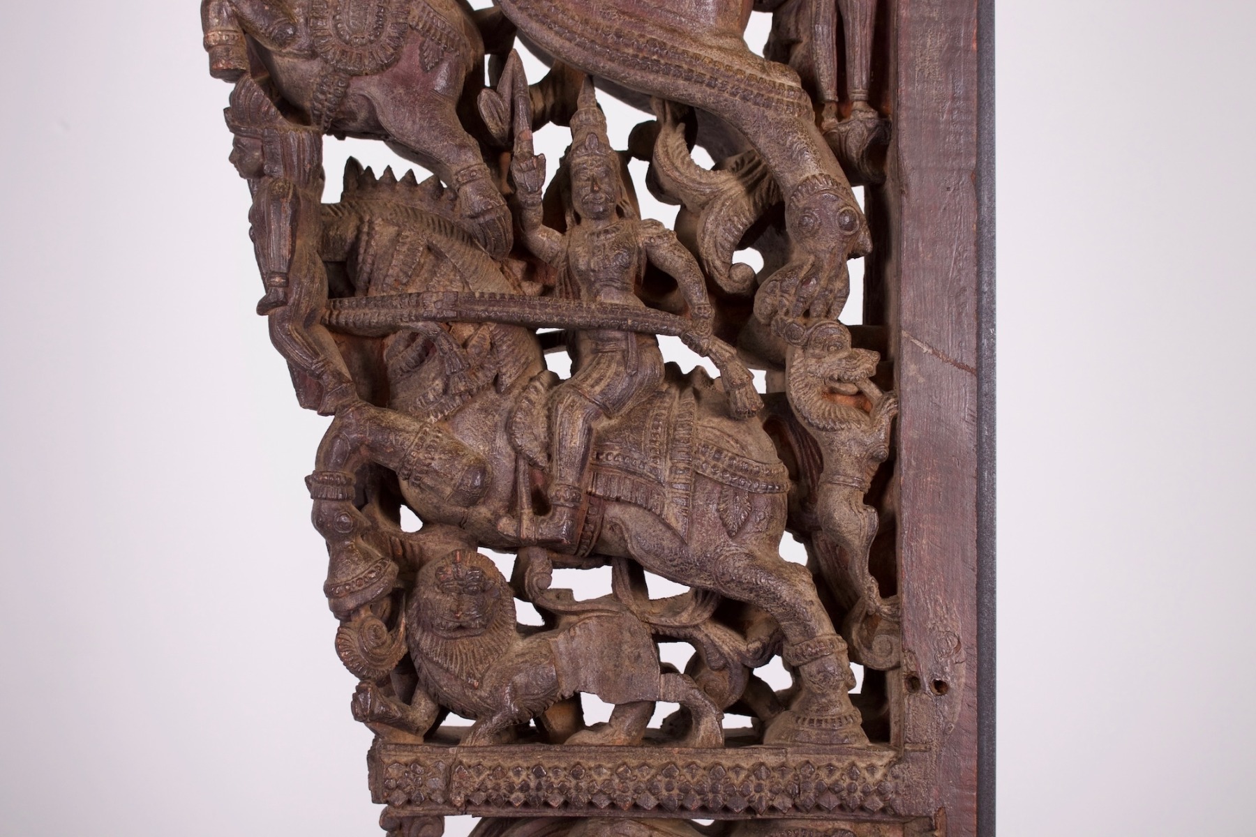 Un guerrier à cheval sculpté dans une embrasure de porte du Chettinad