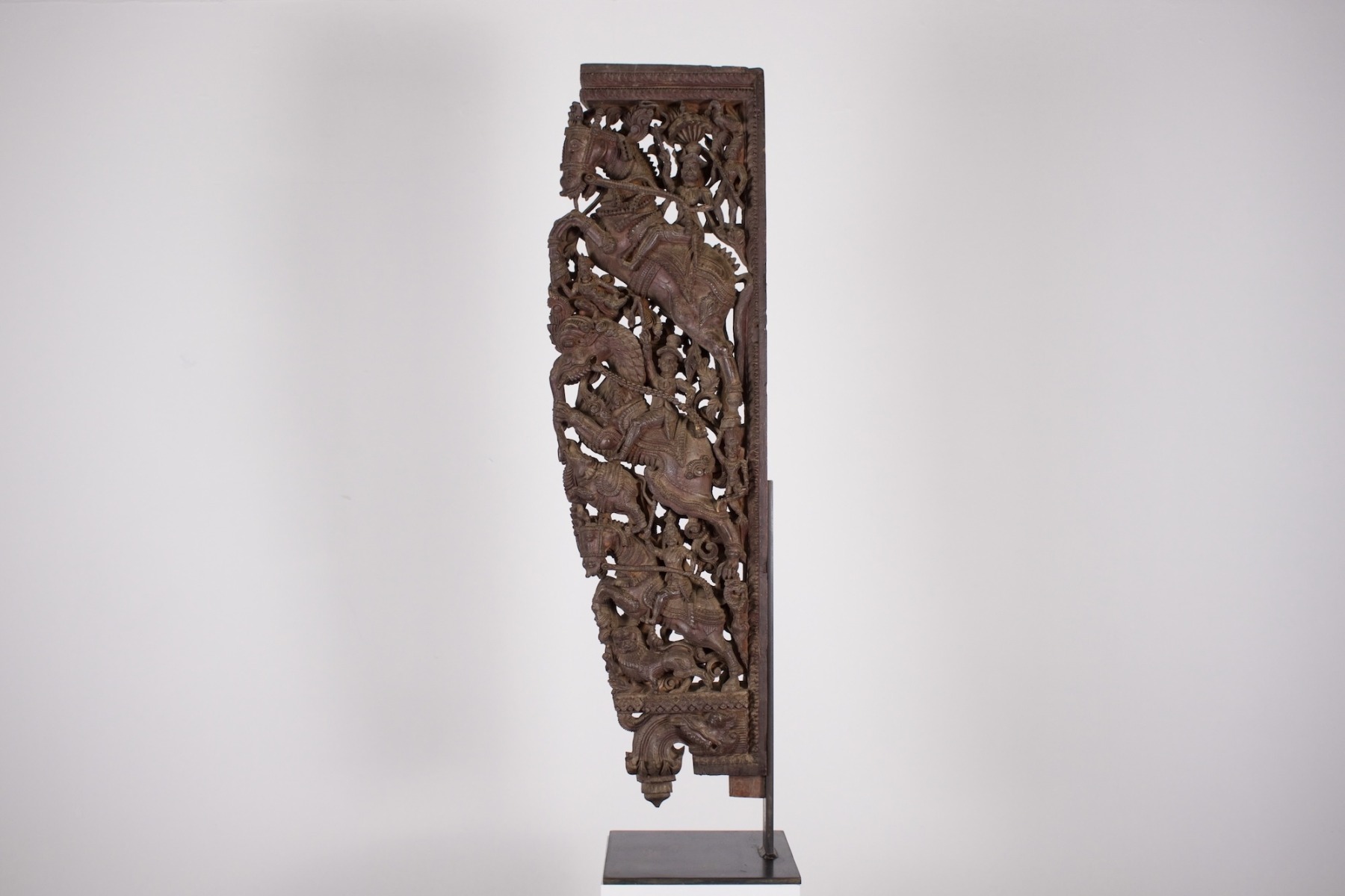 Ancienne embrasure de porte de l'Inde du Sud en bois sculpté, profil gauche