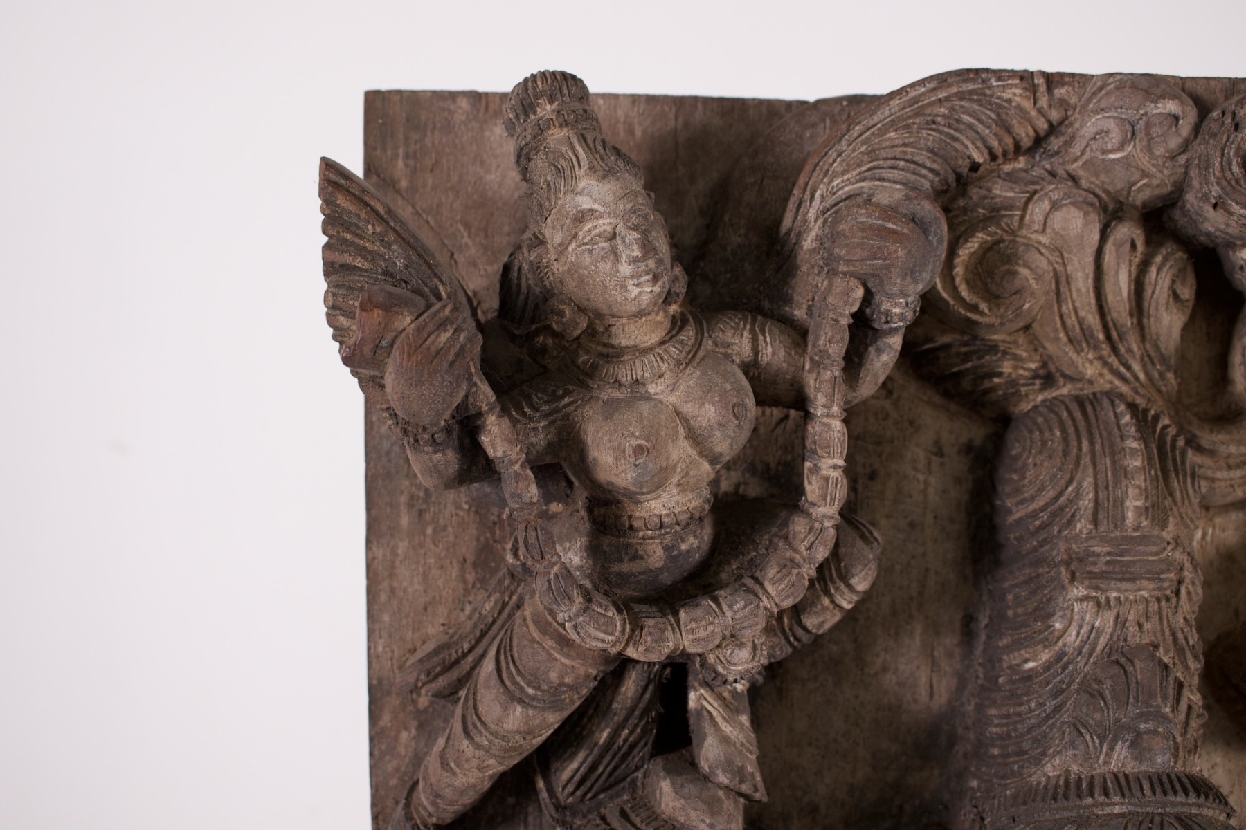 Détail d'un des deux les Vidyādharas, esprits de l'air aux angles supérieur du panneau de char du Tamil Nadu.