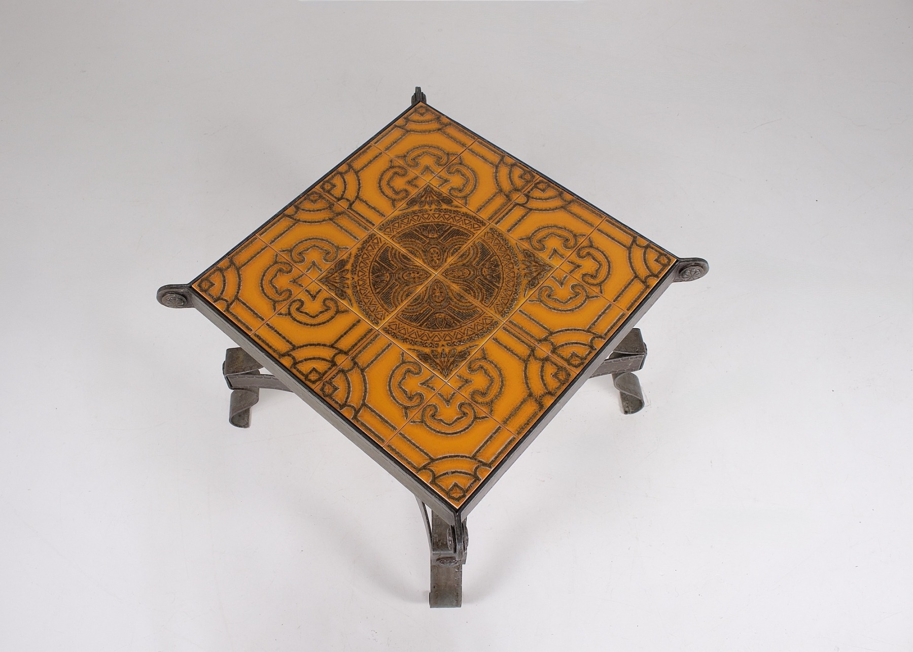 De salontafel in oranje terracotta van Vallauris, van bovenaf gezien