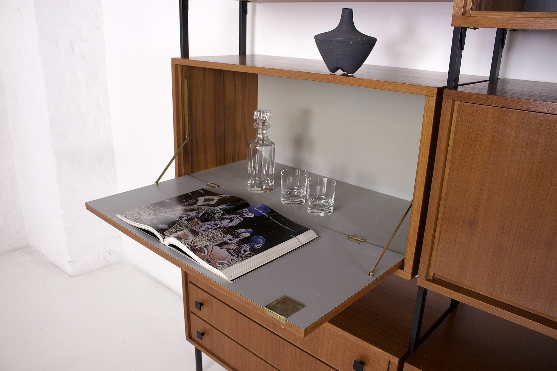 Compartiment bar d'une etagere metal design années 60