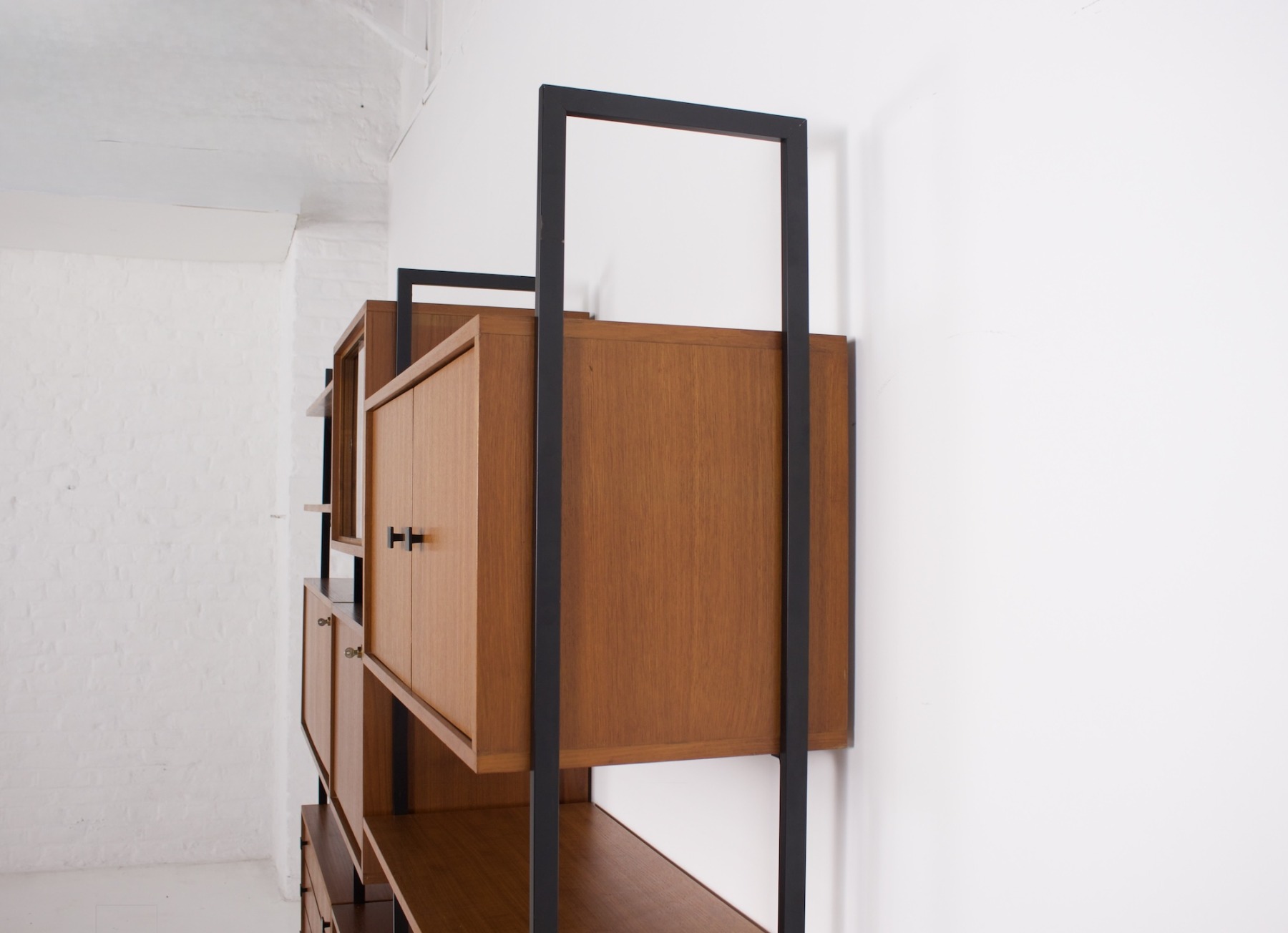etagere en bois design années 60, profil d'un module et d'un montant en métal noir