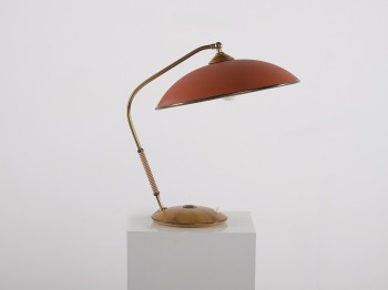 Vintage tafellamp jaren 50 van het Zwitserse merk Temde in messing en walnoot met rode lampenkap