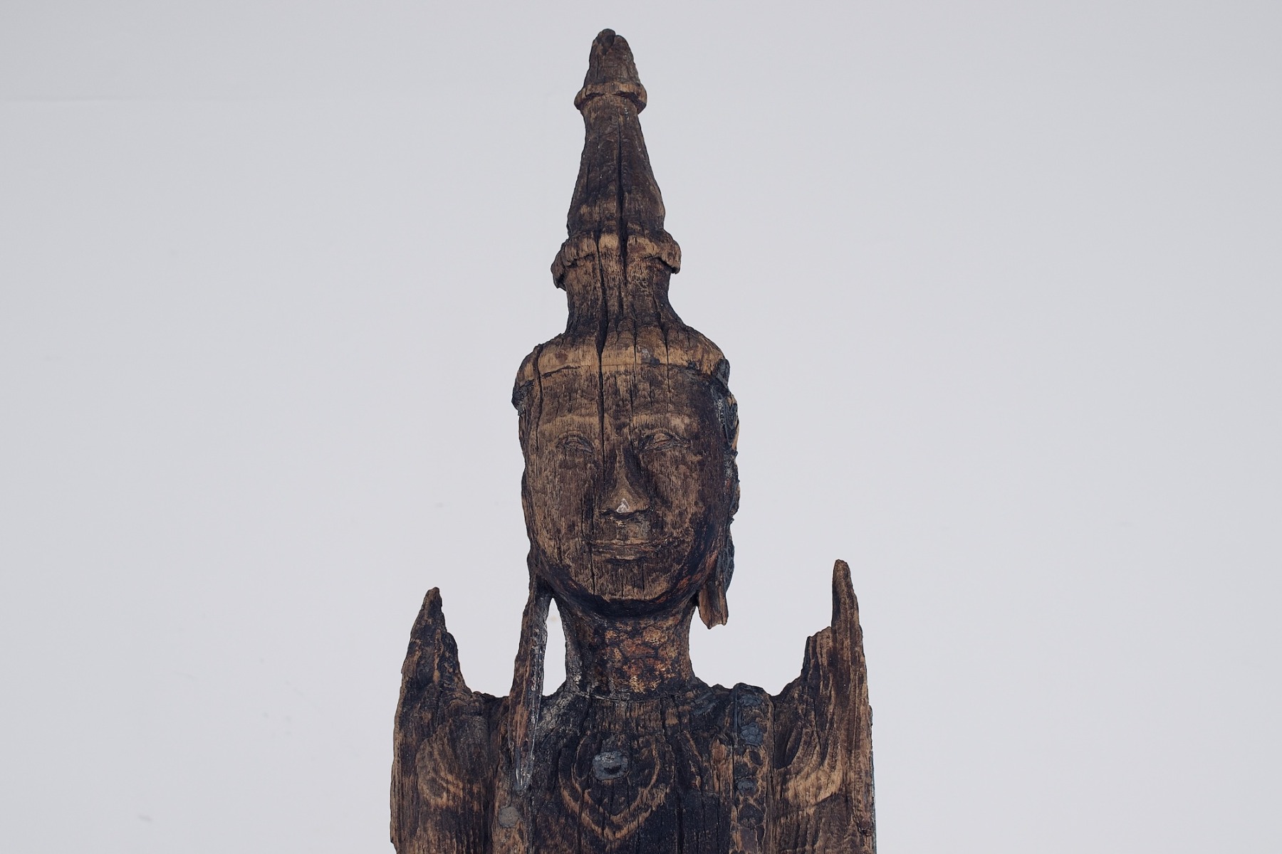 Gros plan sur le visage du deva Thagyamin