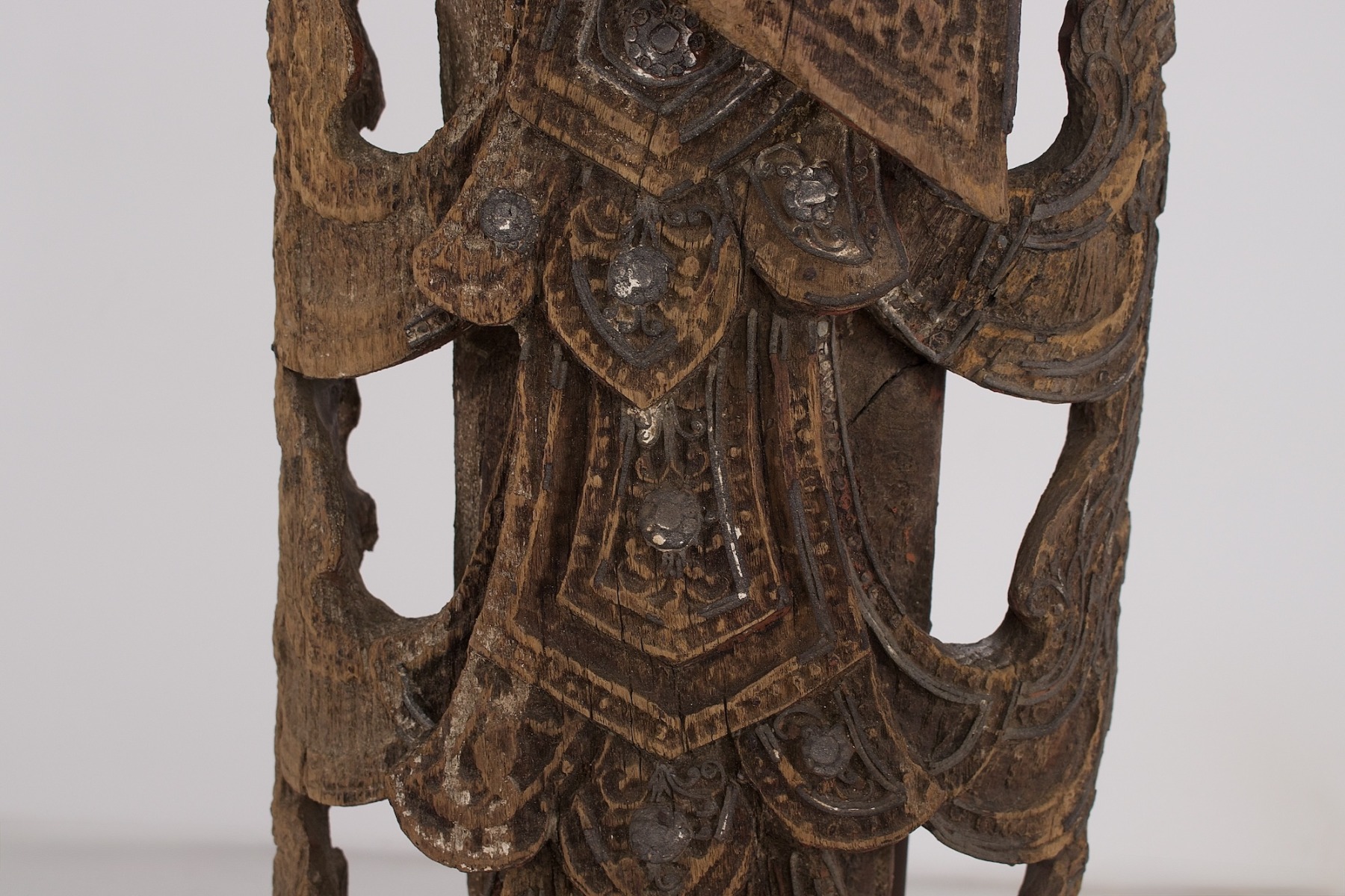 deva Thagyamin ou sakka, statue antique en bois, vue des vestiges d'ornement