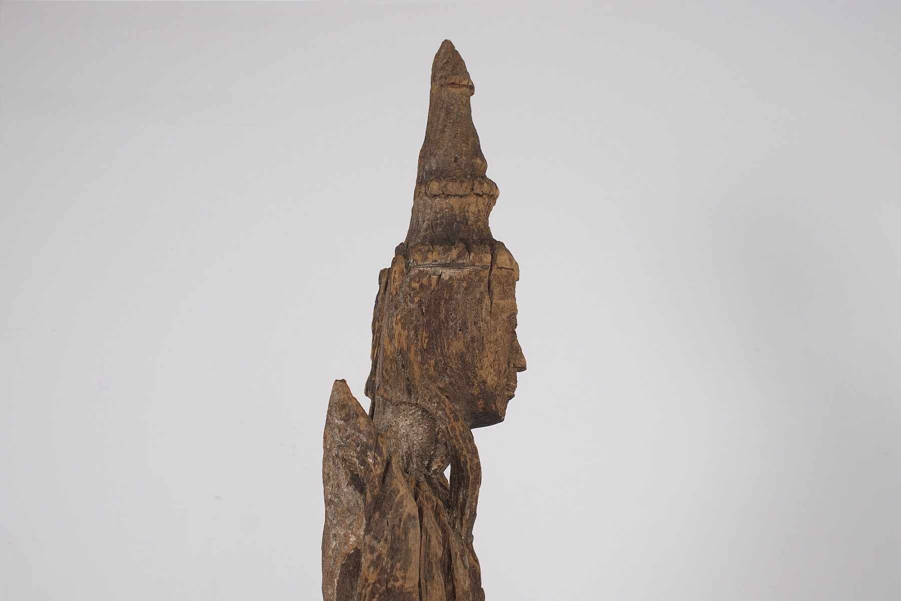 profil de la statue bouddhique en bois sculpté du Myanmar, détail visage