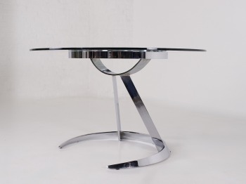Zijaanzicht van een vintage eettafel uit de jaren 70
