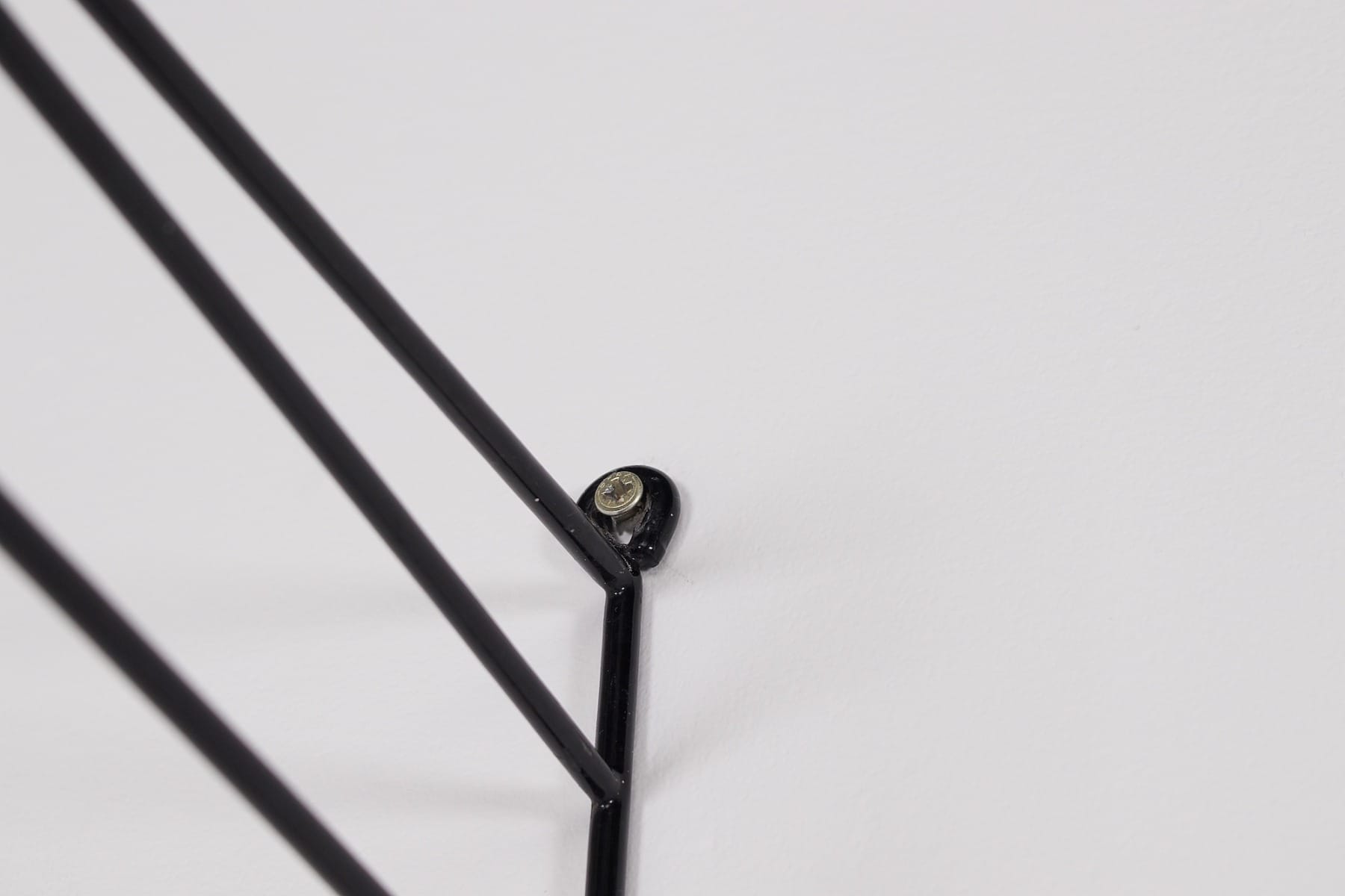 détail d'un accrochage du montant en acier String.