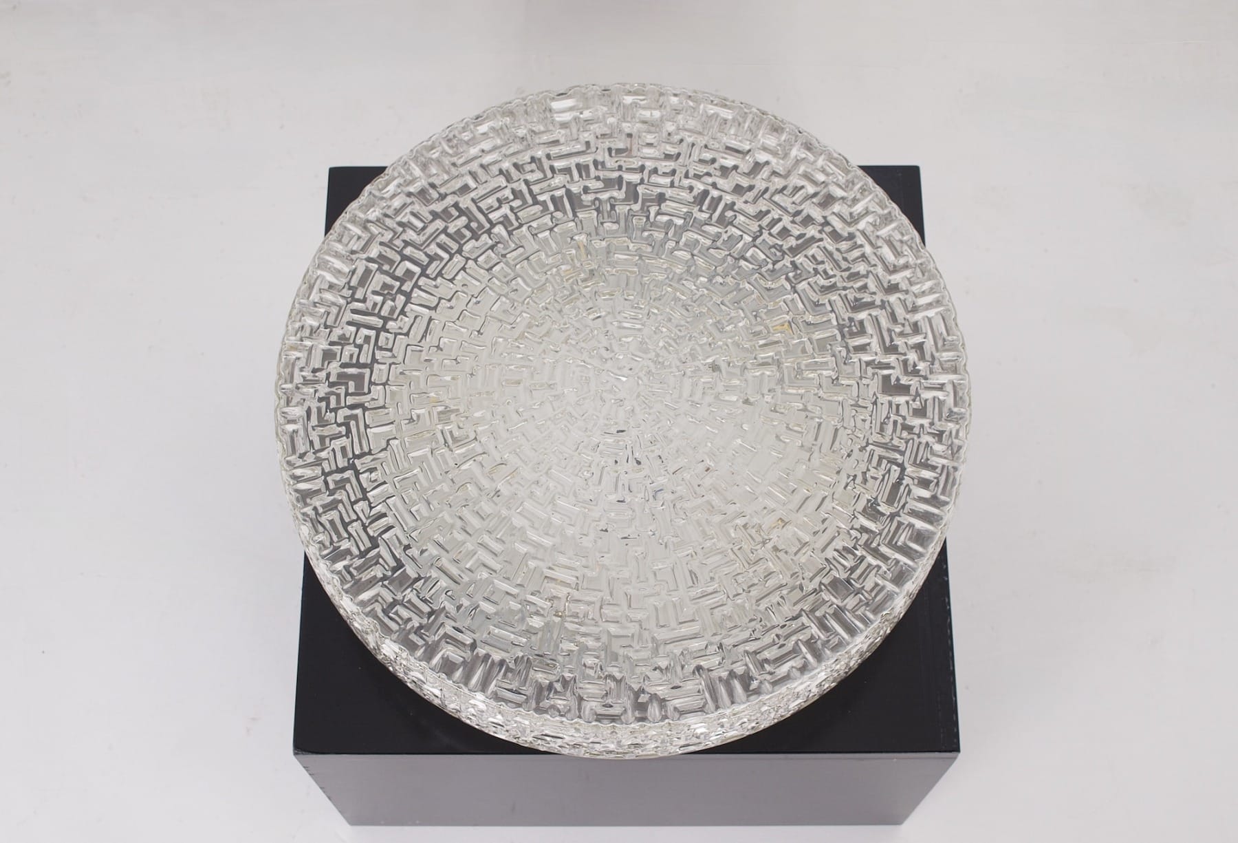 Plafonnier brutaliste vintage rond en verre moulé transparent vu de dessus