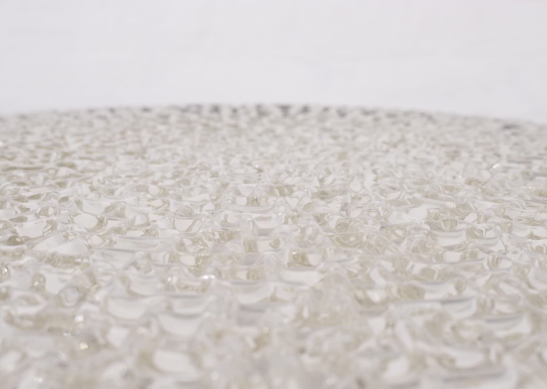 Détail du relief du plafonnier en verre moulé