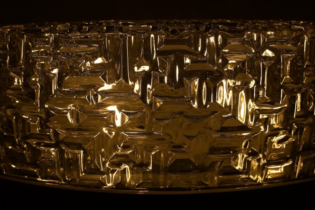 Détail du verre moulé d’un plafonnier années 70