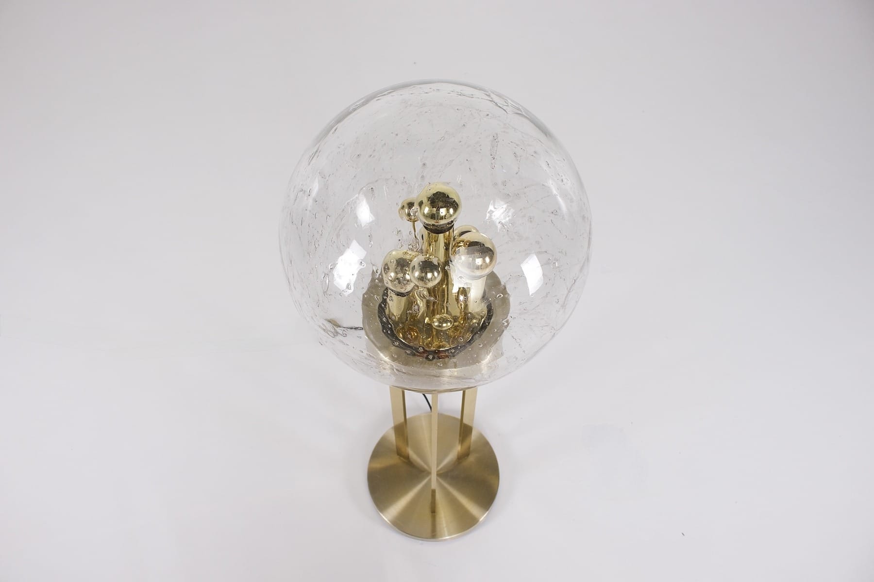 vue du grand globe en verre soufflé sur la lampe de sol en laiton des années 70